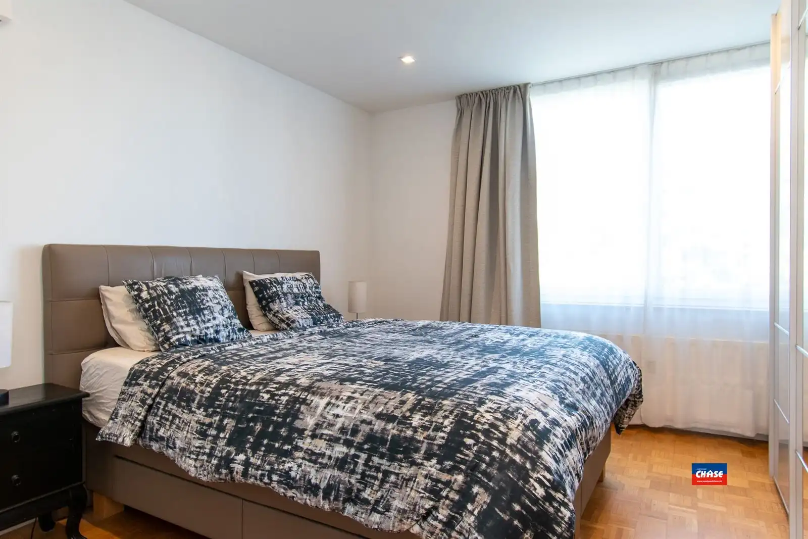 Modern en lichtrijk appartement met 2 slaapkamers en kelderberging. foto 9