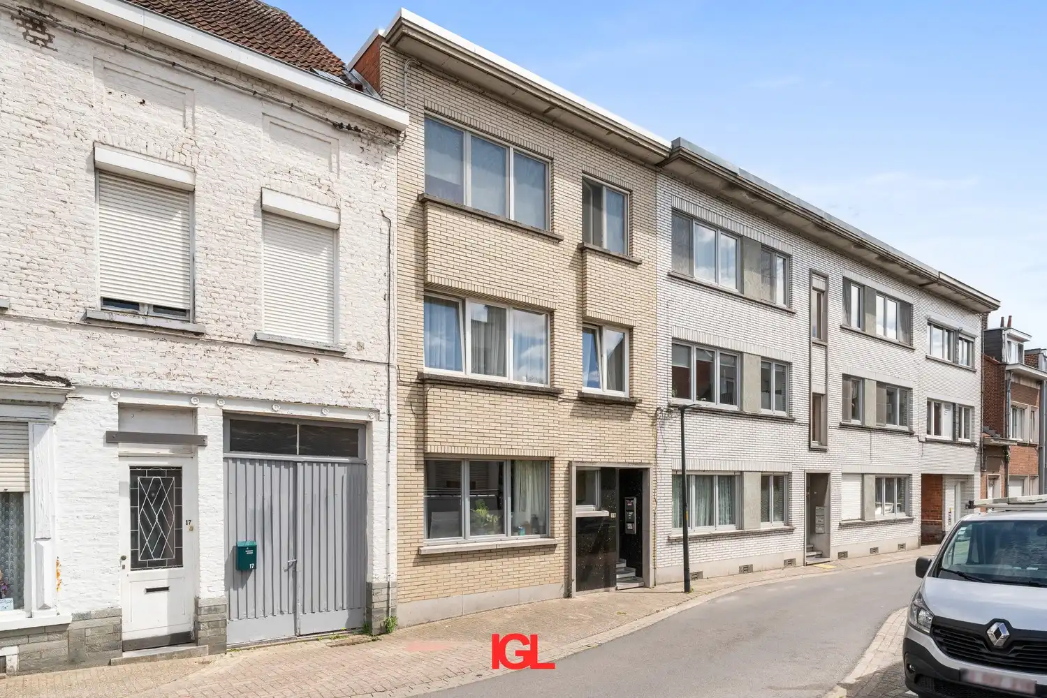 Gerenoveerd gelijkvloers appartement met 2 slaapkamers en garage. foto {{pictureIndex}}
