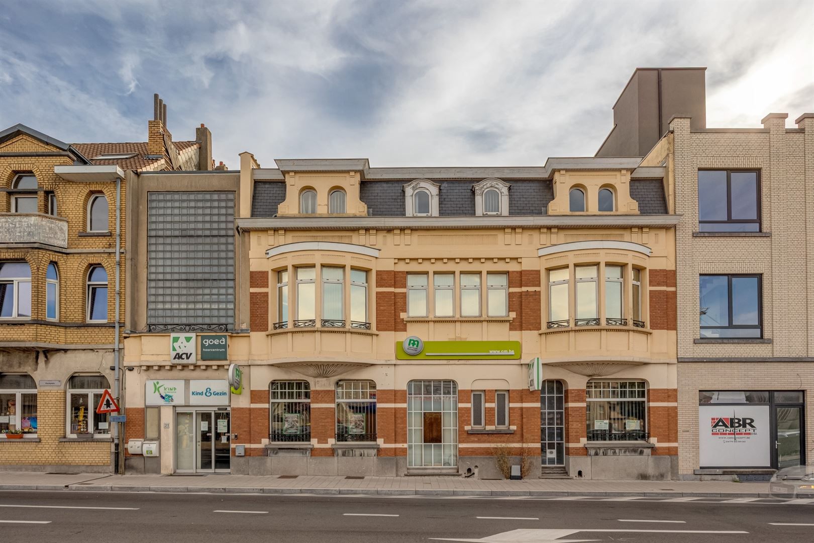 Groot kantoorgebouw op een ideale locatie! foto {{pictureIndex}}