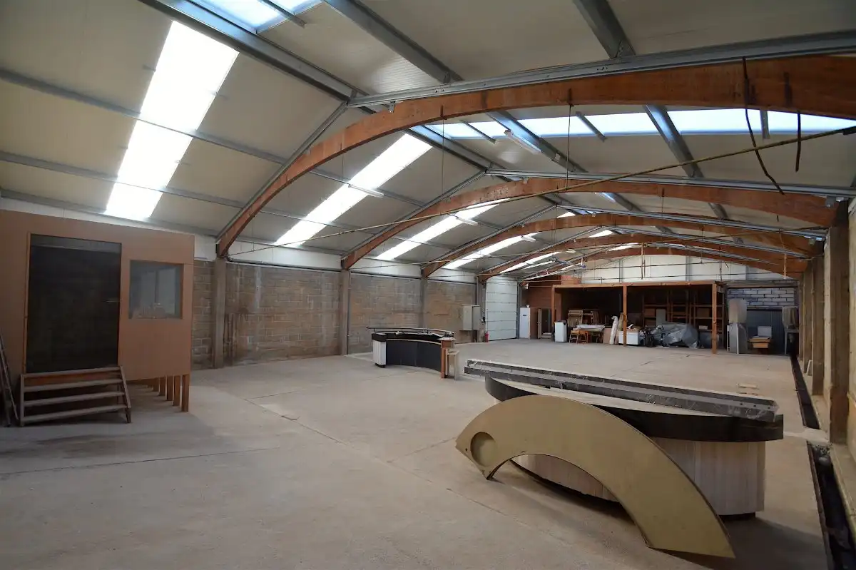 OPSLAGRUIMTE (430m²) TE HUUR met geïsoleerd dak, hoge elektrische sectionaalpoort en BUREEL te Oostkamp (Hertsberge). Op 4km van E40. foto 4