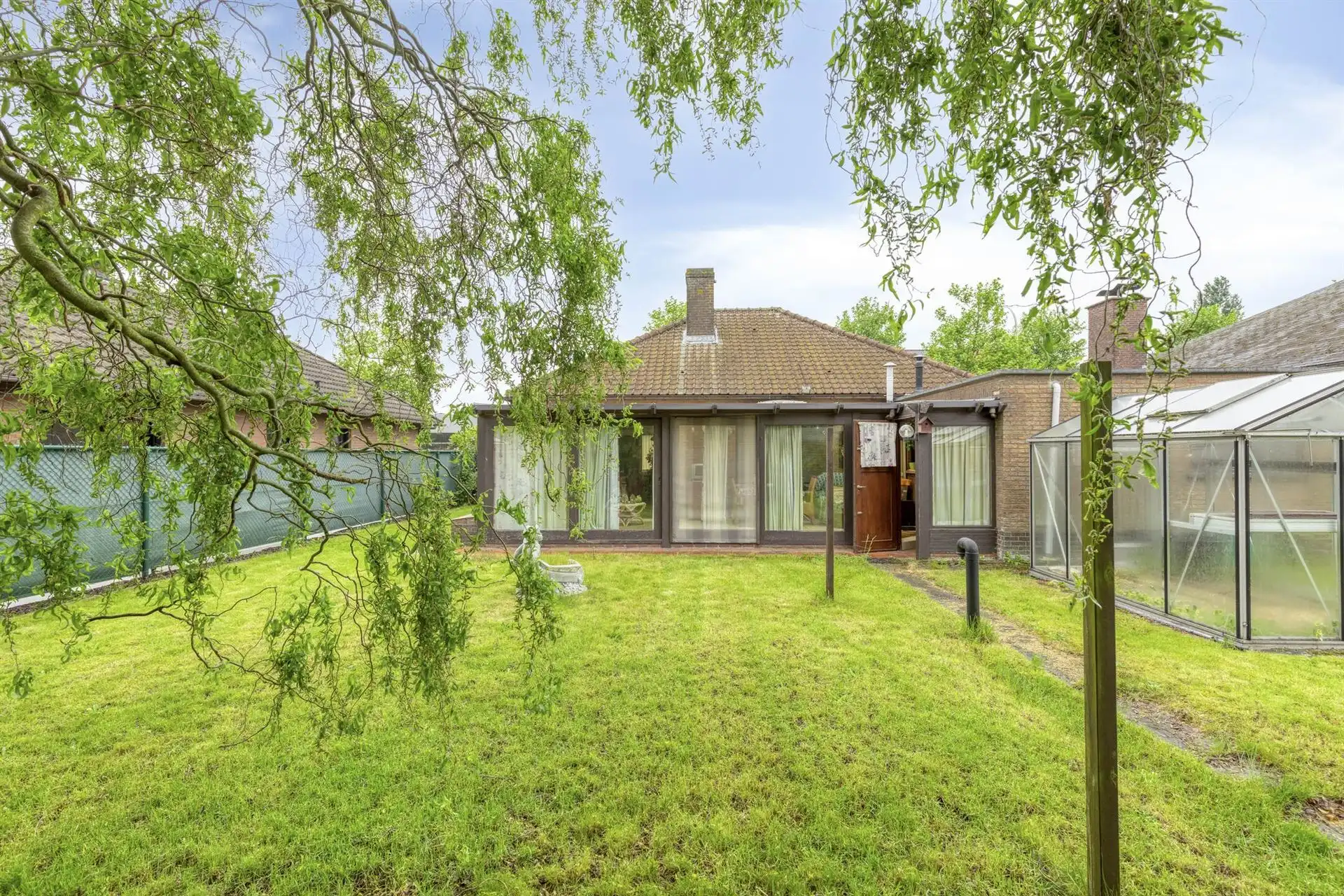 Laagbouwwoning met 2 slaapkamers, garage en tuin.  foto 22