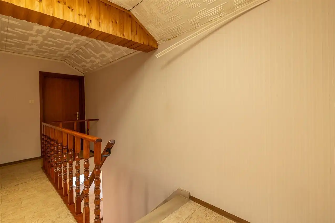 Handspand met ruime woonst en magazijn foto 36