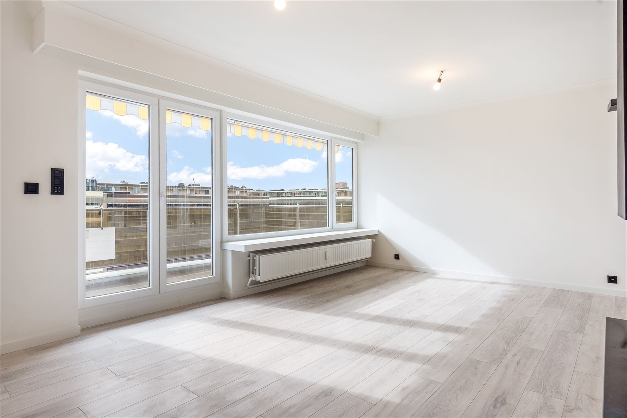 INSTAPKLAAR EN VERNIEUWD 1 SLAAPKAMER APPARTEMENT OP WANDELAFSTAND VAN HET CENTRUM foto 3
