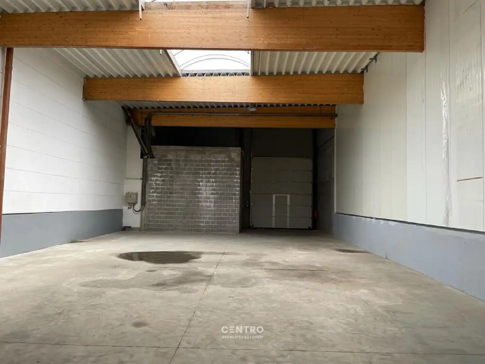 Instapklaar magazijn (250m2) met automatische sectionaalpoort langs de N8 te Elverdinge (Ieper). Ambachten toegestaan ! foto 4