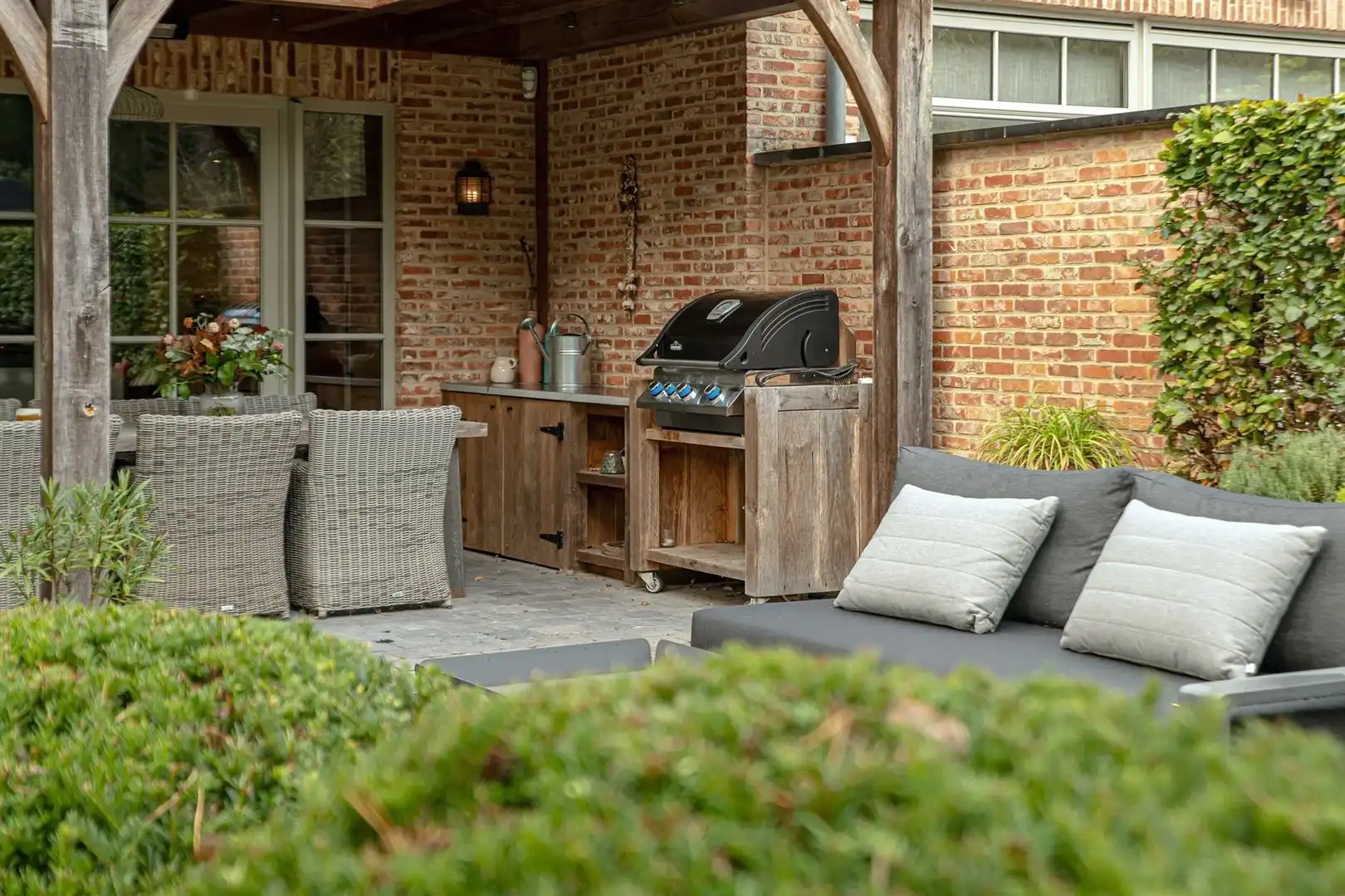 Sfeervolle gezinswoning met overdekt terras en groene tuin foto 17