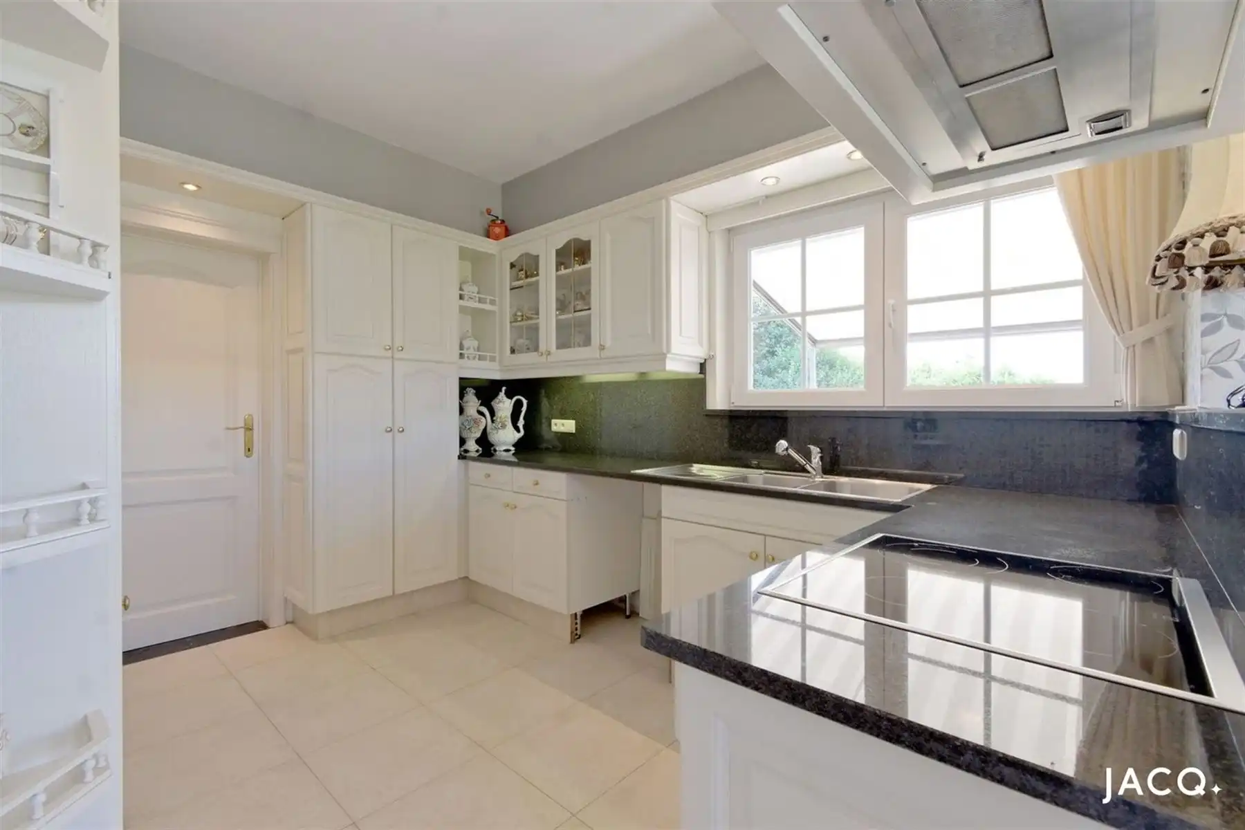 Ruime villa met 4slpk's op een prachtig perceel van 1203m²! foto 8