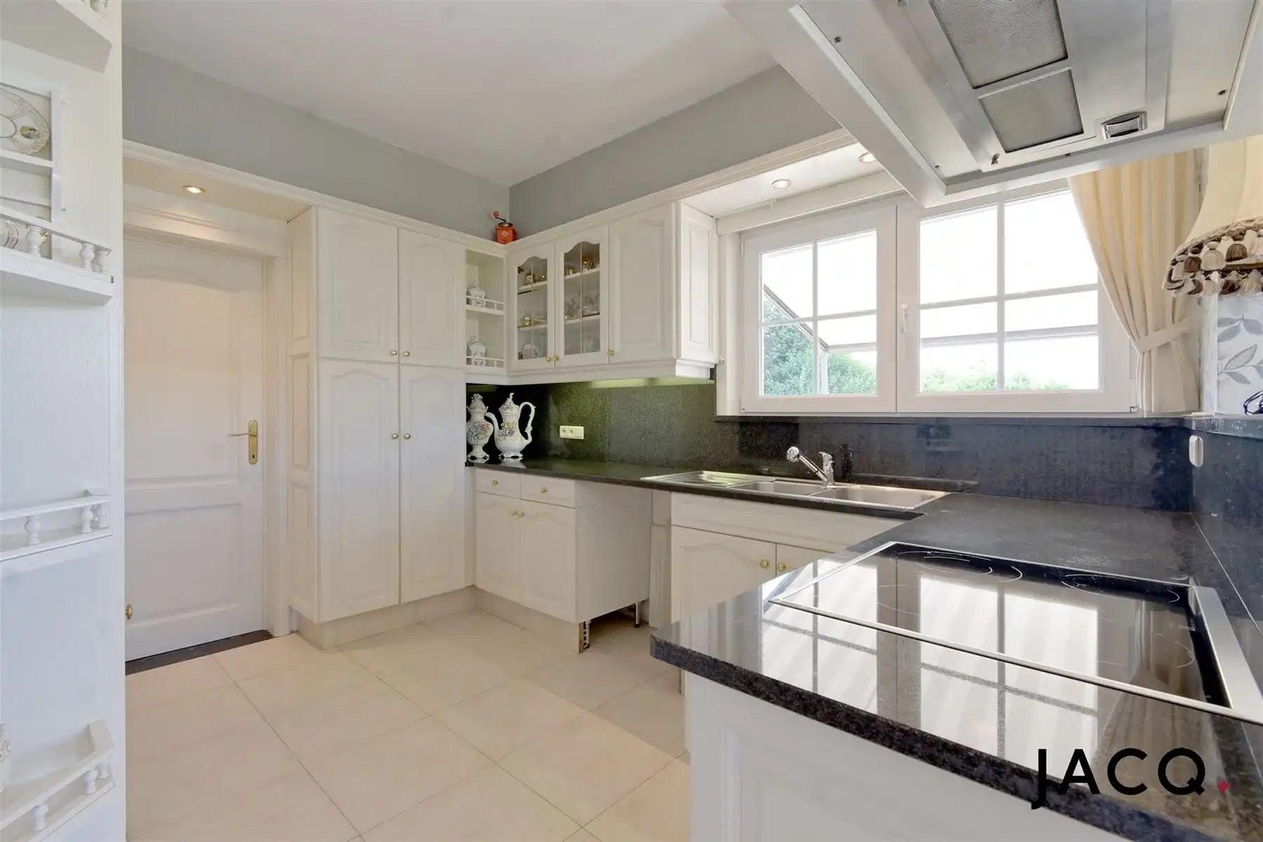 Ruime villa met 4slpk's op een prachtig perceel van 1203m²! foto 8