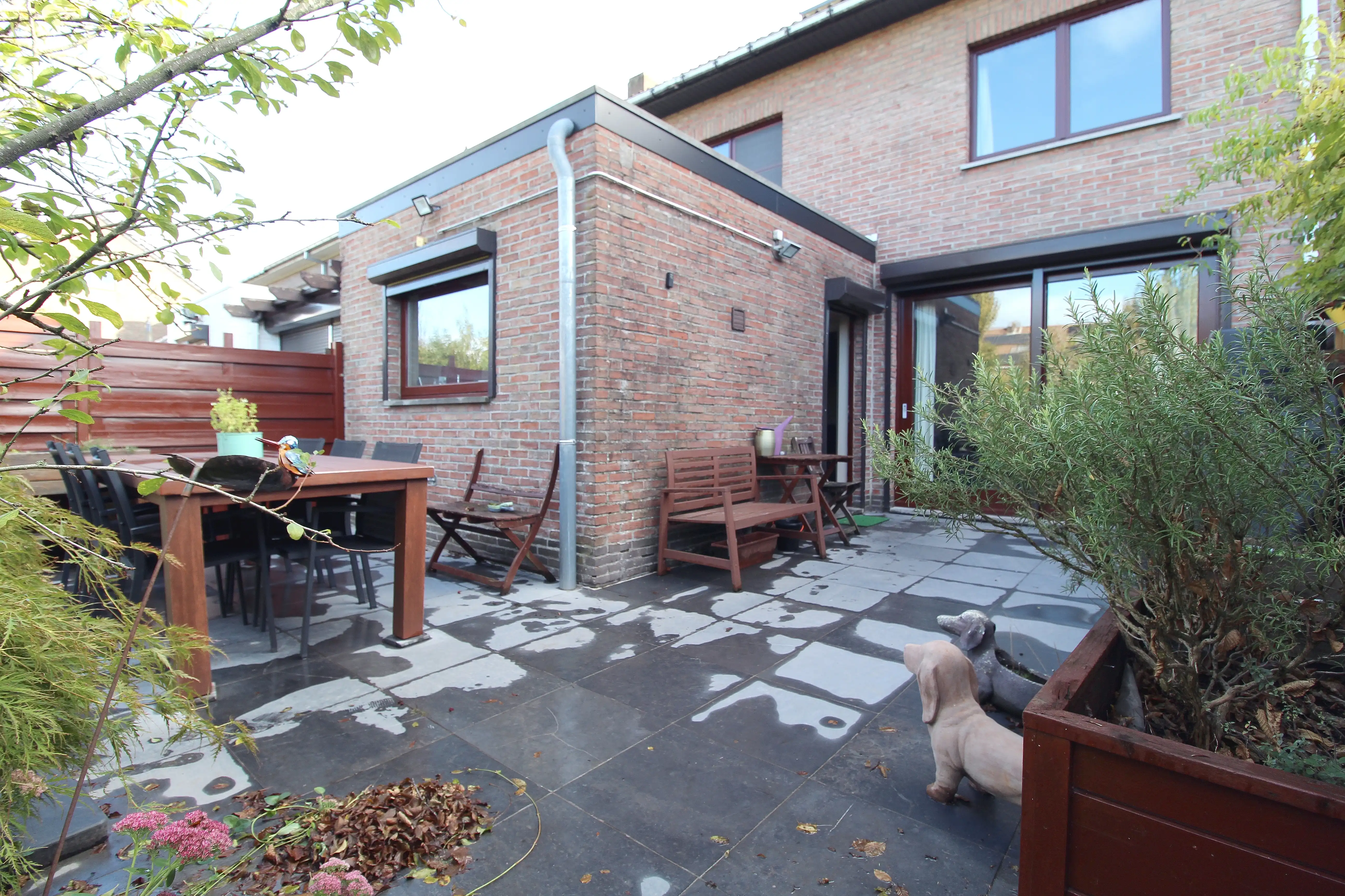 Instapklare, gesloten, bebouwing in residentiële woonwijk foto 22