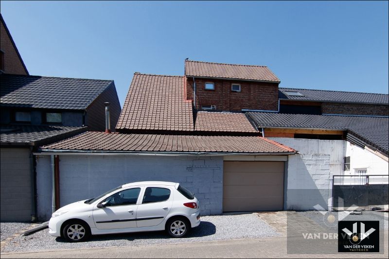 RUIME, GOED ONDERHOUDEN WONING MET 3 SLPK NABIJ TONGEREN-CENTRUM foto 32