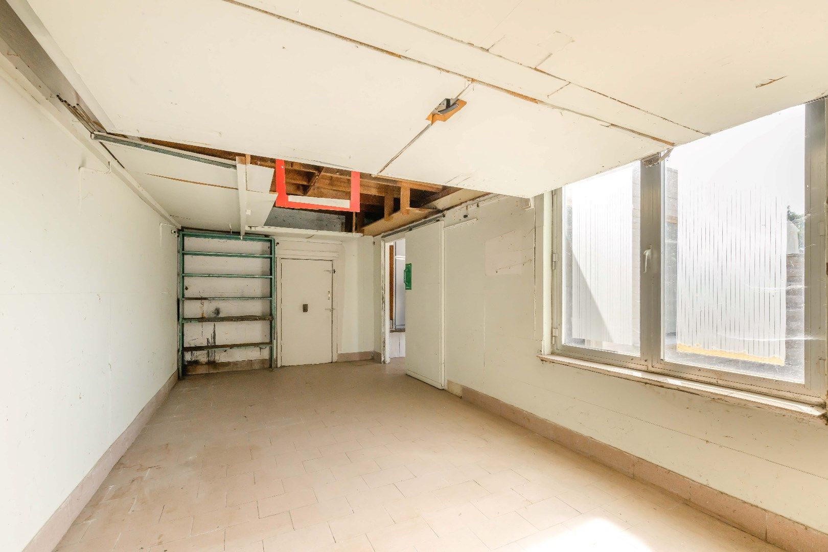 HALF OPEN GEZINSWONING MET STADSTUIN EN GARAGE foto 22