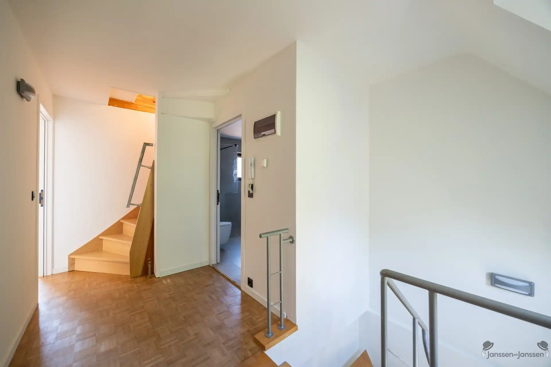 Ruim duplexappartement met twee slaapkamers te koop op het 2e verdiep in hartje Aarschot. foto 3