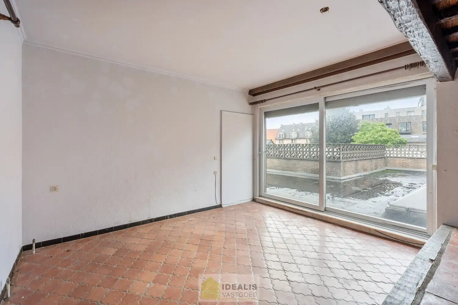 IDEALIS VASTGOED -  INVESTERINGSEIGENDOM BESTAANDE UIT 2 GELIJKVLOERSE HANDELSPANDEN EN 5 BOVENLIGGENDE APPARTEMENTEN IN HET CENTRUM VAN PELT! – te renoveren investeringseigendom op een toplocatie in Pelt (Neerpelt). Gelijkvloers 2 handelspanden, op de 1ste verdieping een 3 slpk.-appartement, 2de verdieping een 3 slpk.-appartement en een 1 slpk.-appartement en op de 3de verdieping een 3 slpk.-appartement en een 1 slpk.-appartement. Geschikt voor zij die zoeken naar een interessante investering in het centrum van Pelt. foto 28