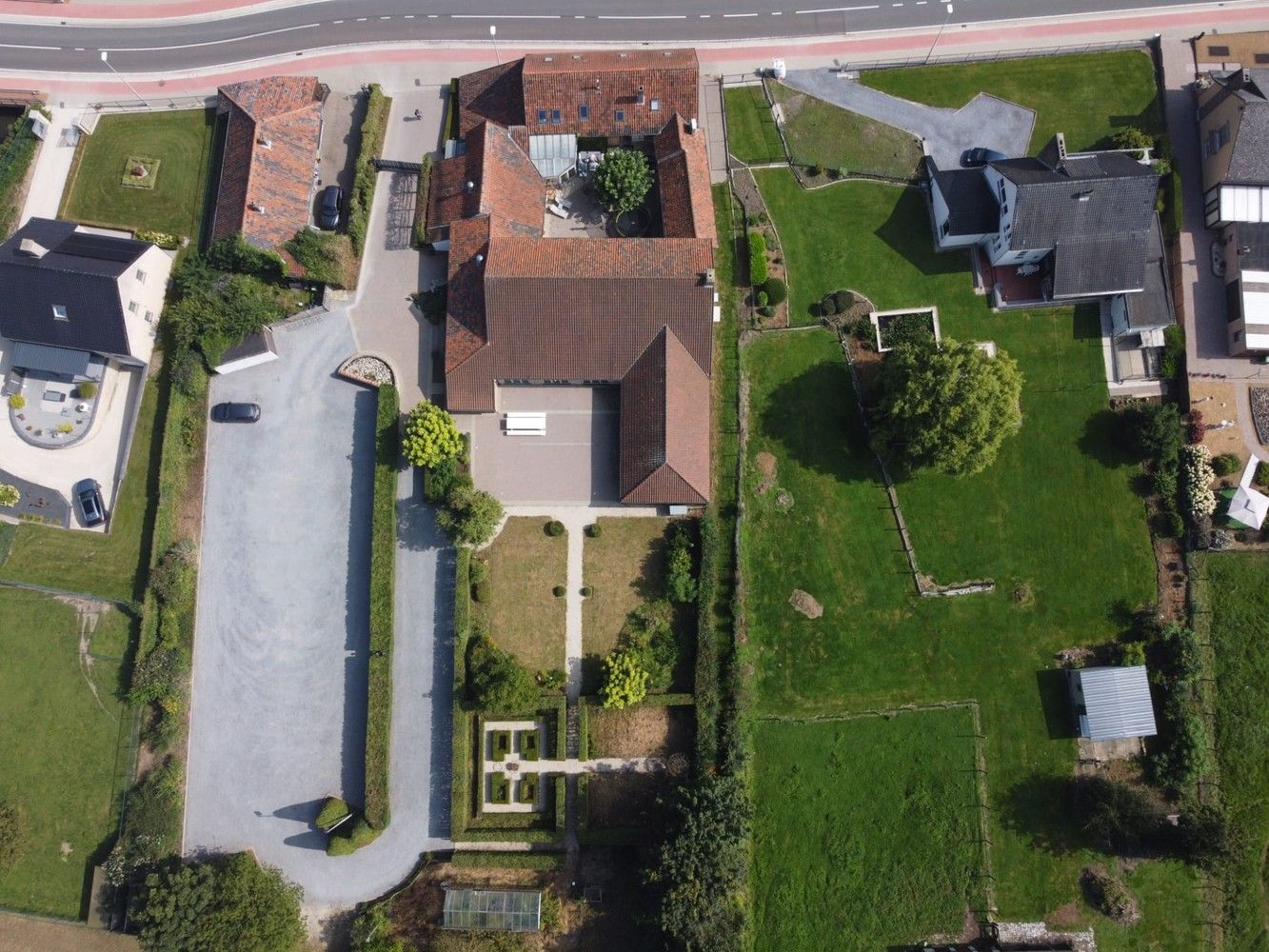 Uniek pand bestaande uit restaurant, grote feestzaal met ruime parking en woning op een domein van maar liefst van 74a. foto 5