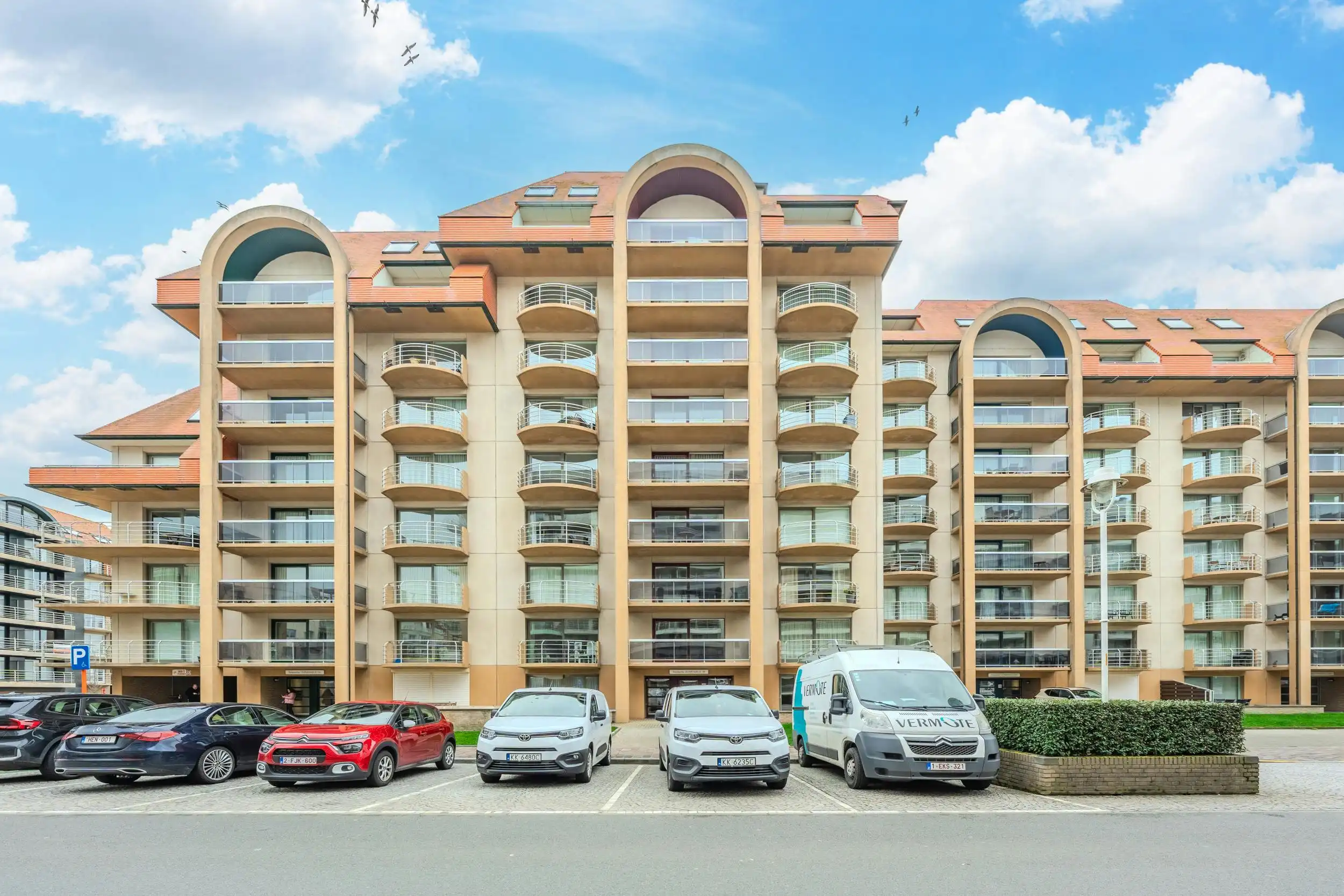 Uitzonderlijk ruim appartement met drie slaapkamers foto 2