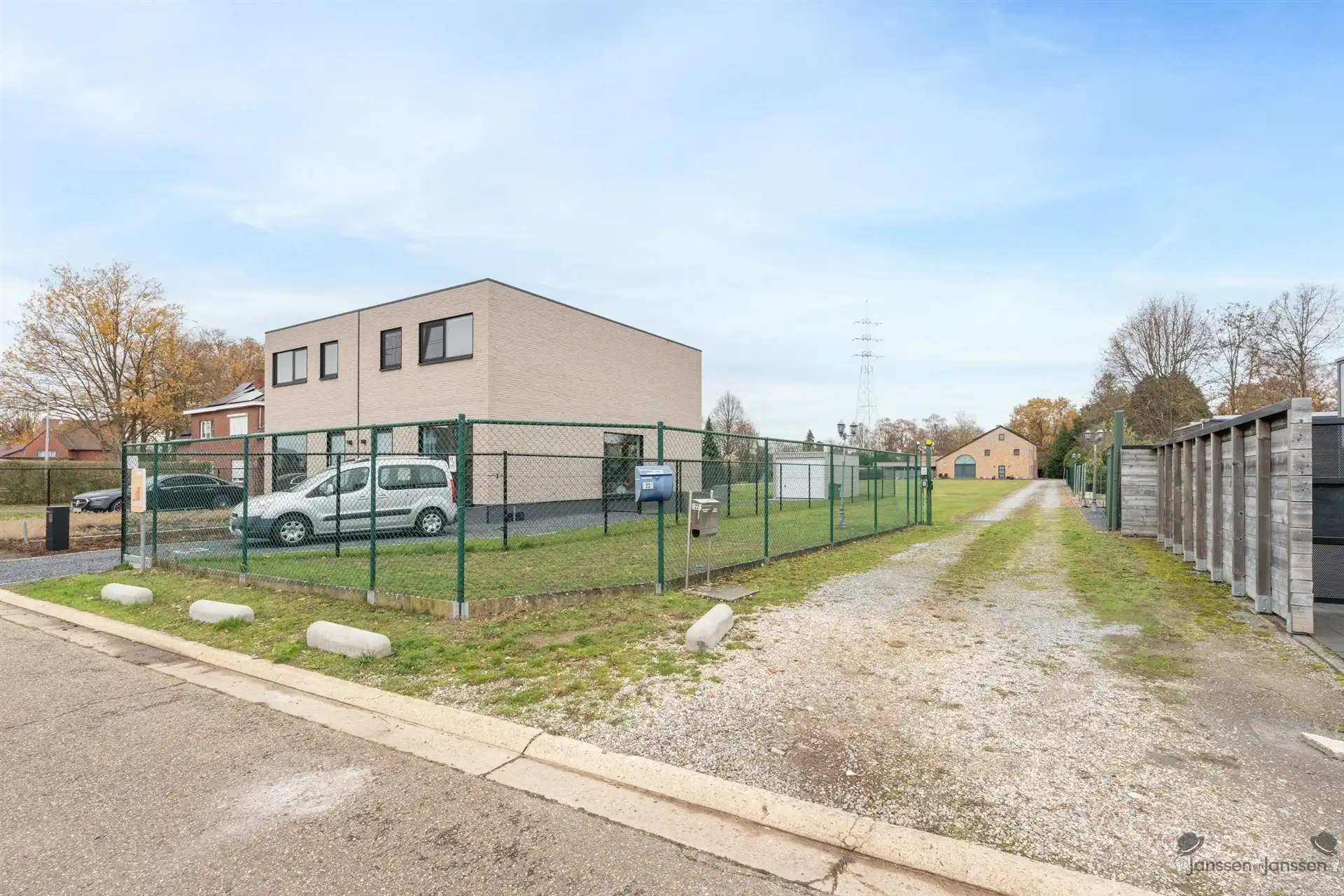 Energiezuinig villa met duplex appartement en loods op een riant perceel te Kuringen-Hasselt foto 11