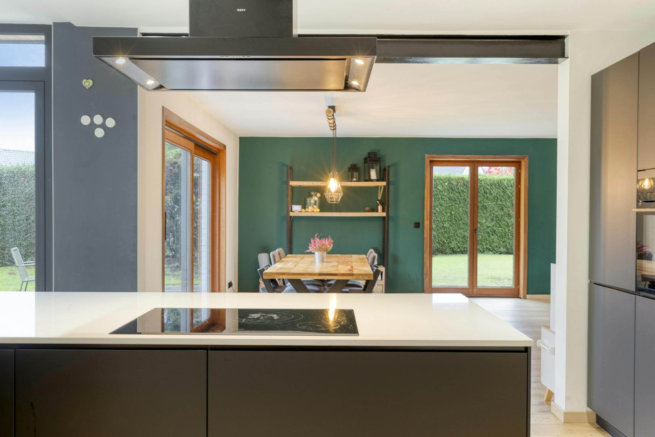 Ruime woning omgeven door groene tuin met 4 slaapkamers foto 5