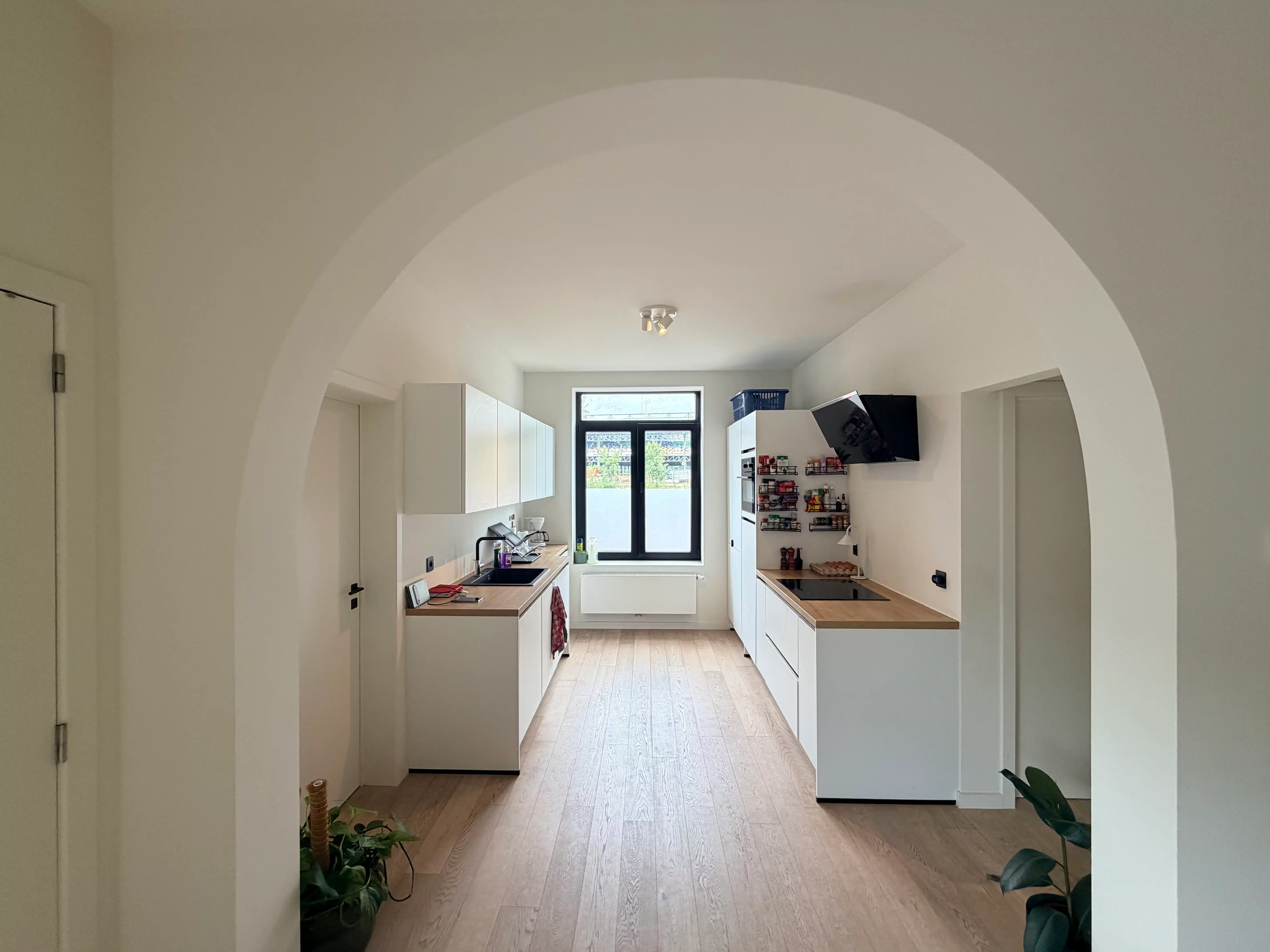 --- NIEUW --- Prachtig gerenoveerd appartement met 3 slaapkamers. foto 2