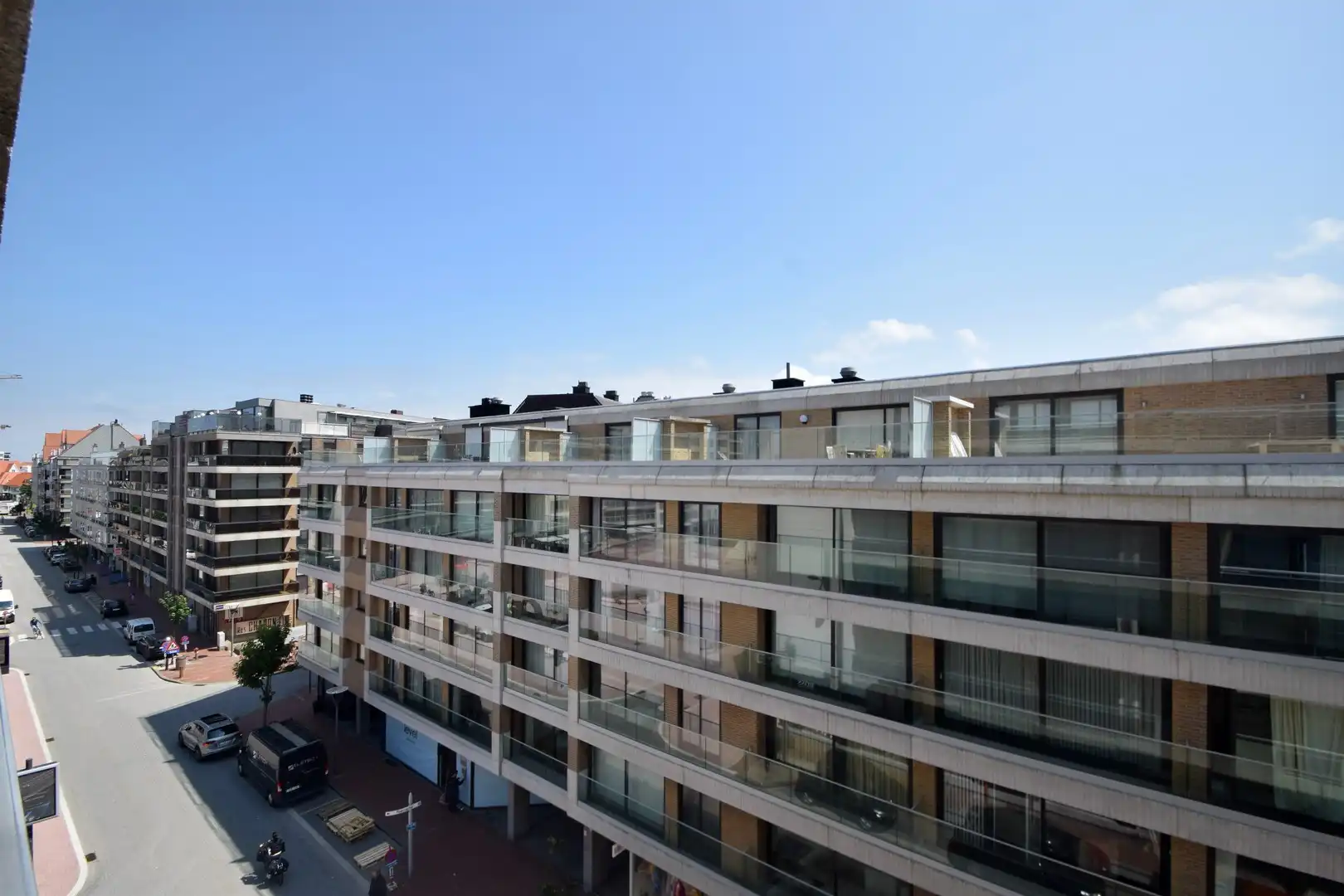 Prachtig afgewerkt, gemeubeld twee slaapkamer appartement heel goed gelegen op de Kustlaan. foto 7