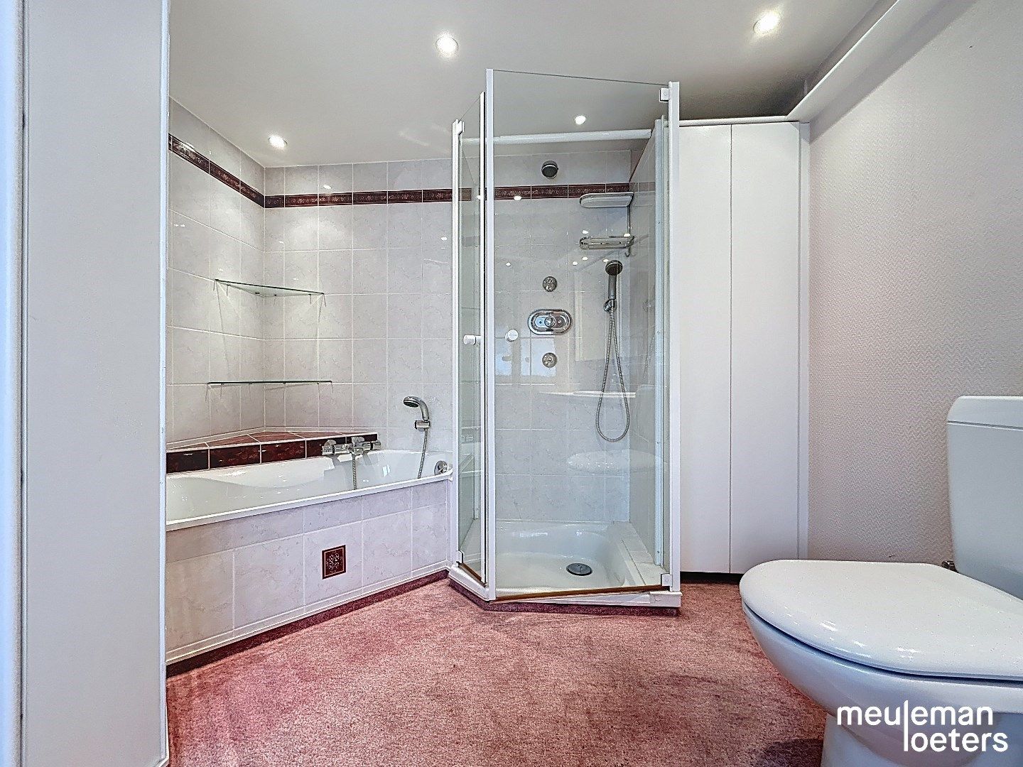 Ruime rijwoning nabij het commercieel centrum van Roeselare foto 17