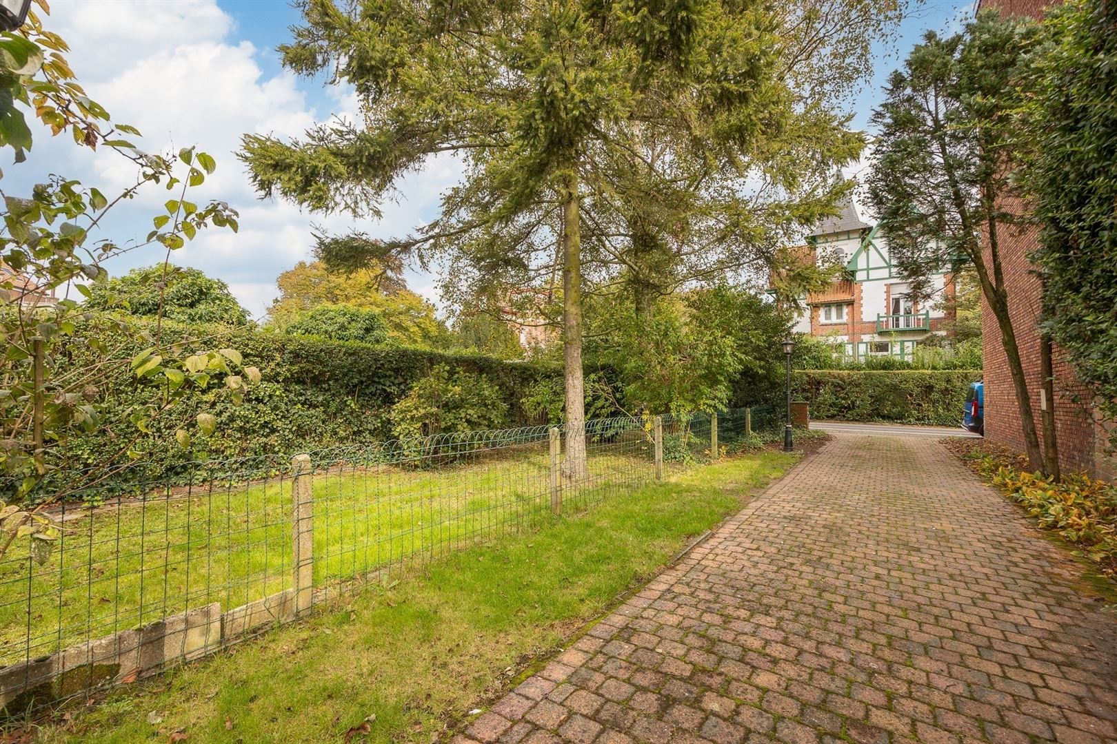 Halfopen bouwgrond in een rustige straat foto 3