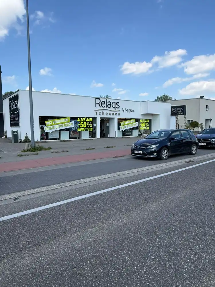 BAANWINKEL MET PARKING NABIJ MEDI MARKET, CARREFOUR, KRËFEL, ... foto 18