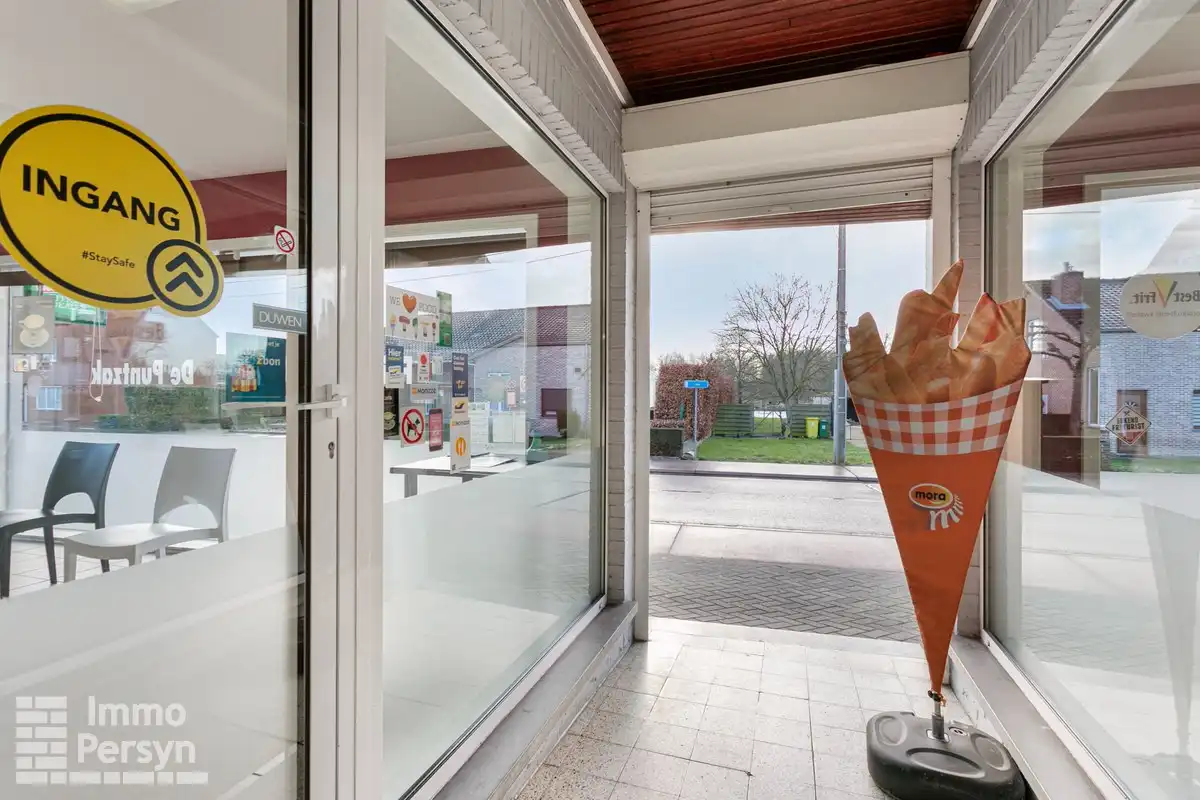 Commercieel pand (inclusief handelsfonds) met instapklaar appartement en achterliggend perceel foto 2