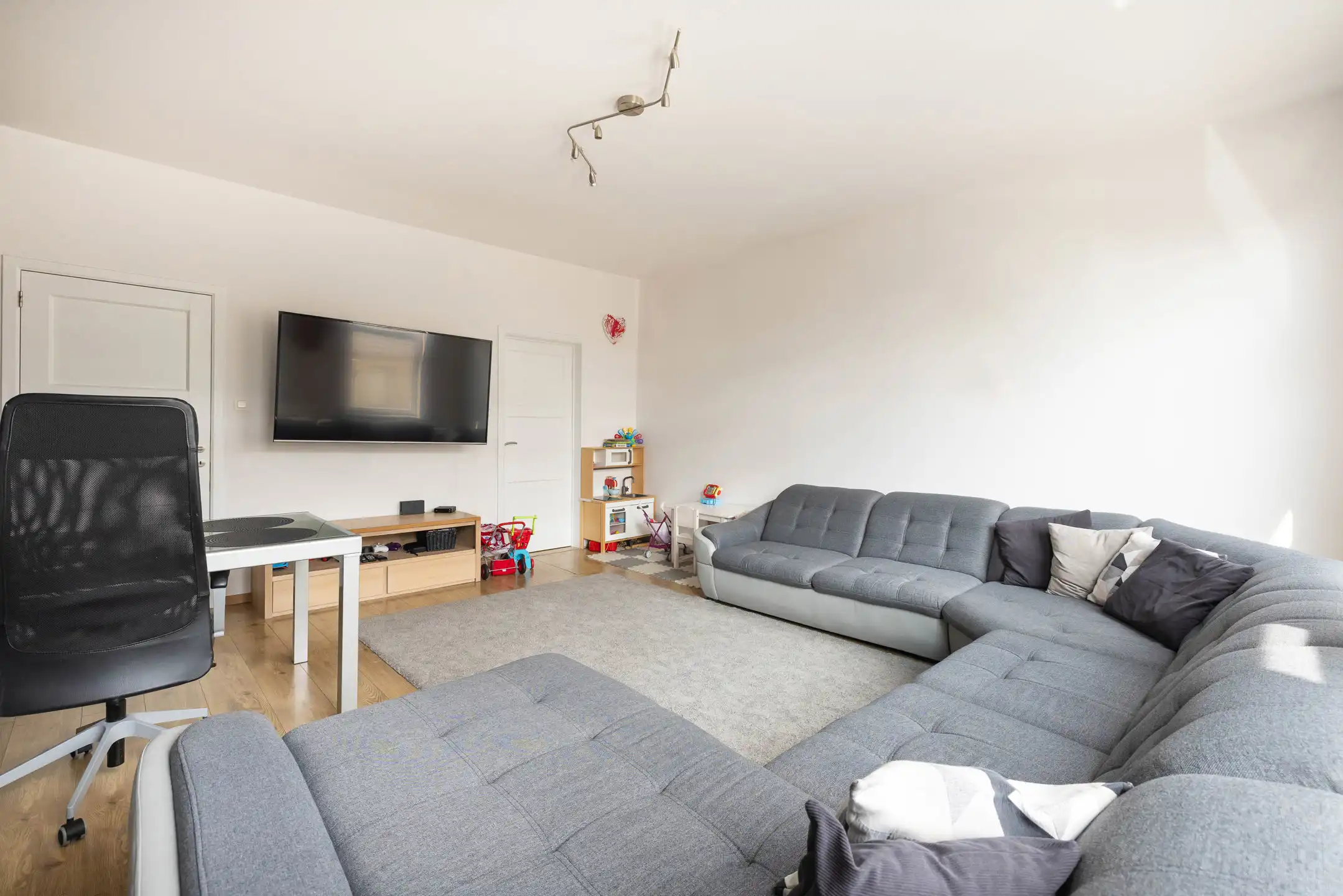 Woning van ± 150 m² met atelier/opslagruimte van ± 100 m² foto 2