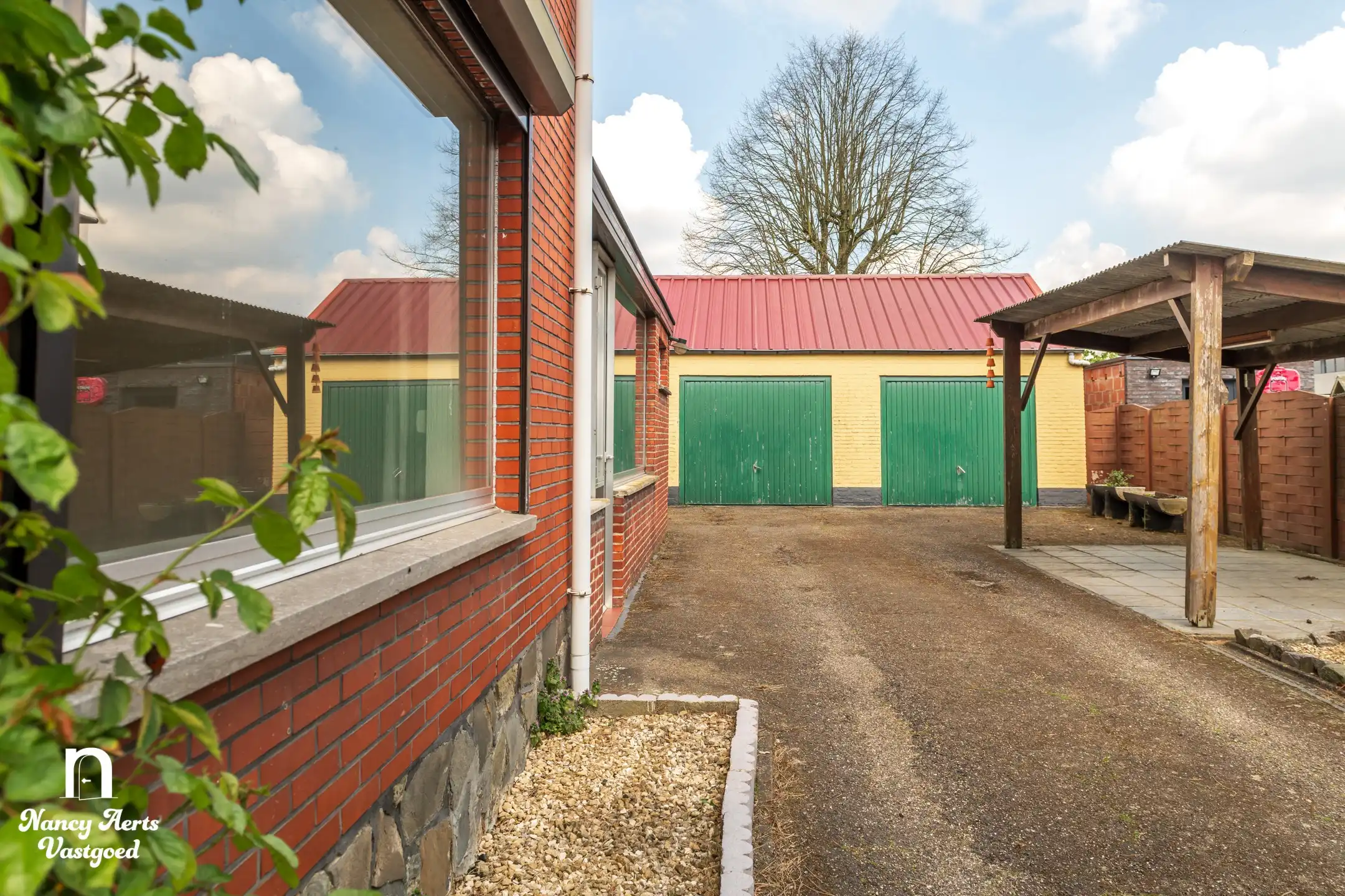 Charmante gezinswoning met mogelijkheden op royaal perceel foto 2