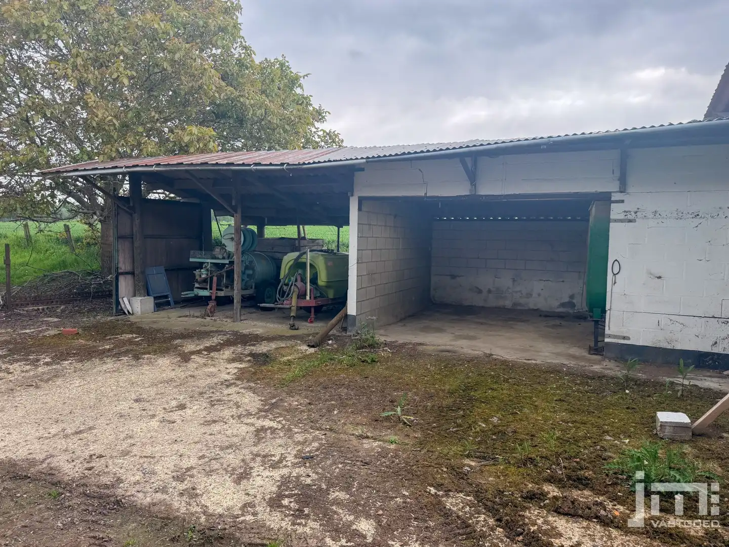 Woning met grote stallen foto 17