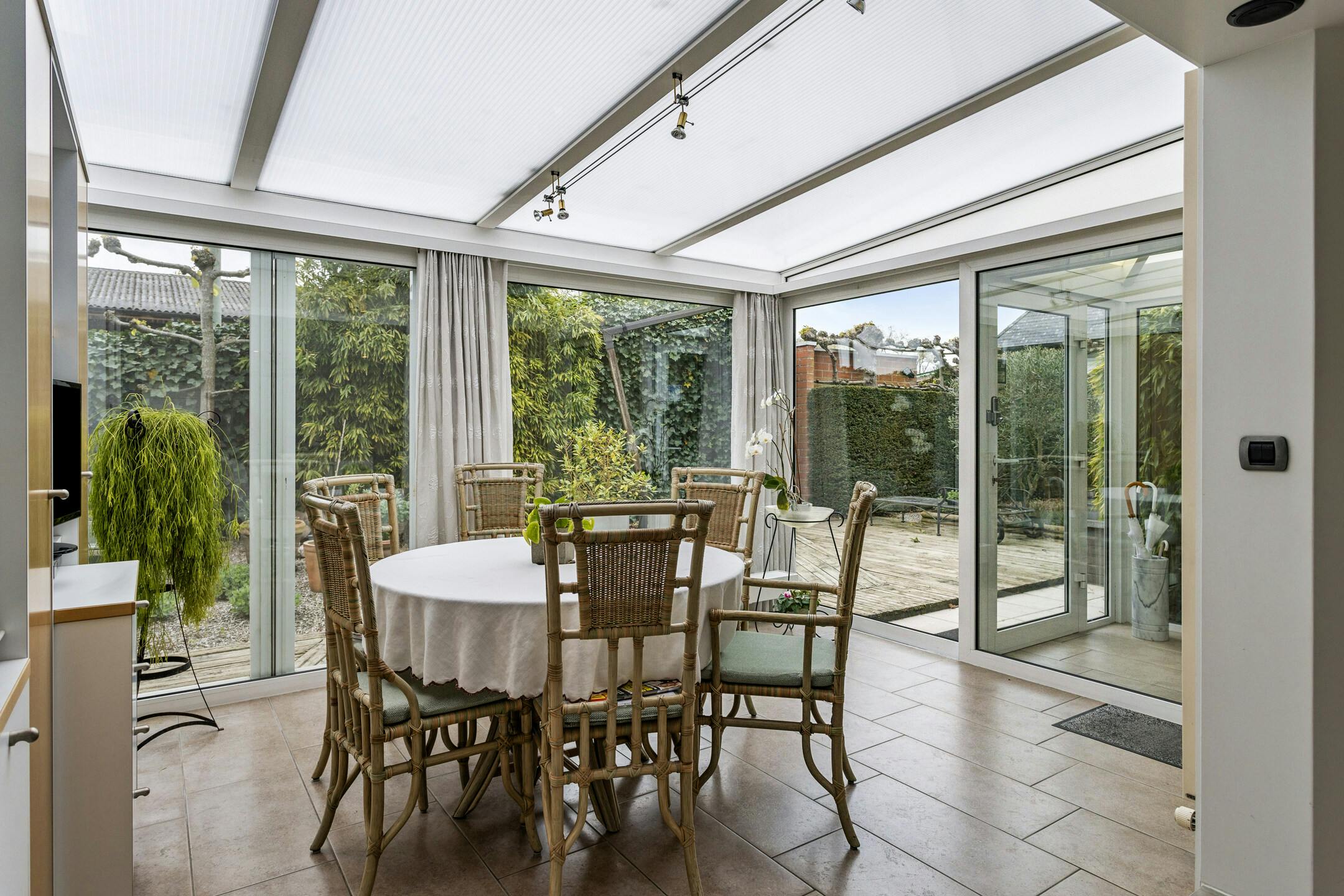 Uitzonderlijke eigendom: woonst met loods op toplocatie foto 8