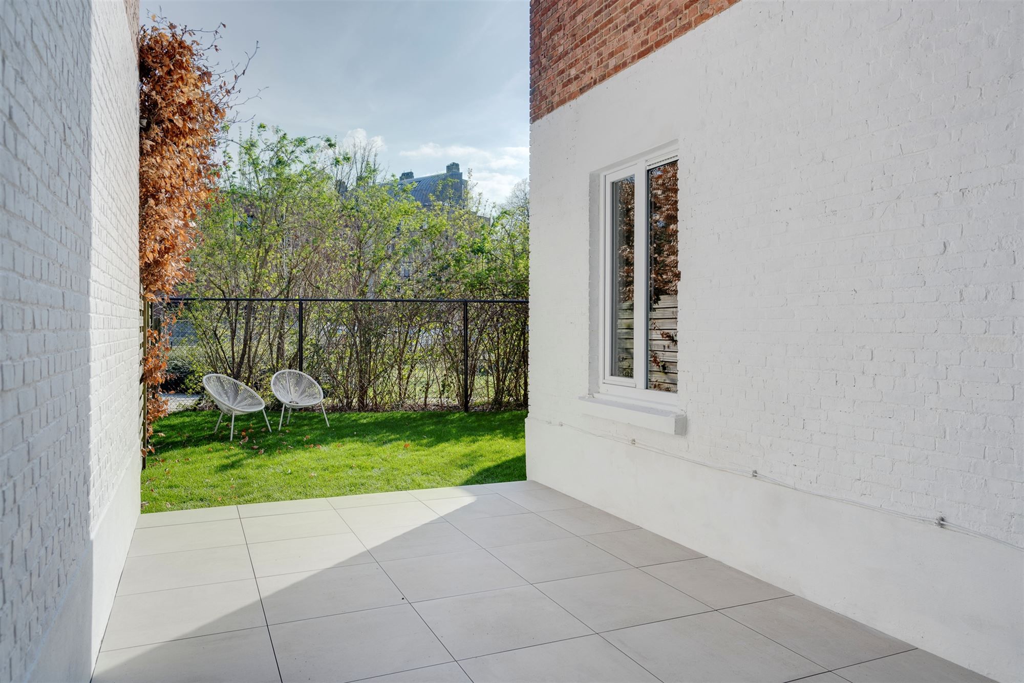 Prachtig gerenoveerd appartement met zuidgerichte tuin foto {{pictureIndex}}