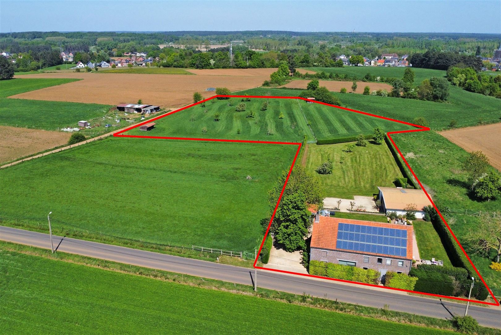 Volledig gerenoveerd landhuis op 1,44 ha tussen de velden foto 2
