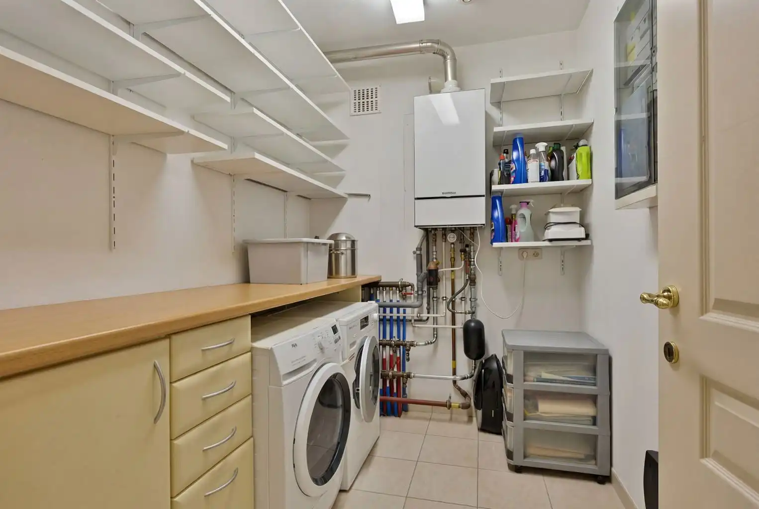 Uitzonderlijk ruim, gelijkvloers 2-slaapkamer appartement met terras en tuintje, zonnepanelen en inpandige garagebox gelegen vlakbij het centrum van Maaseik. foto 25