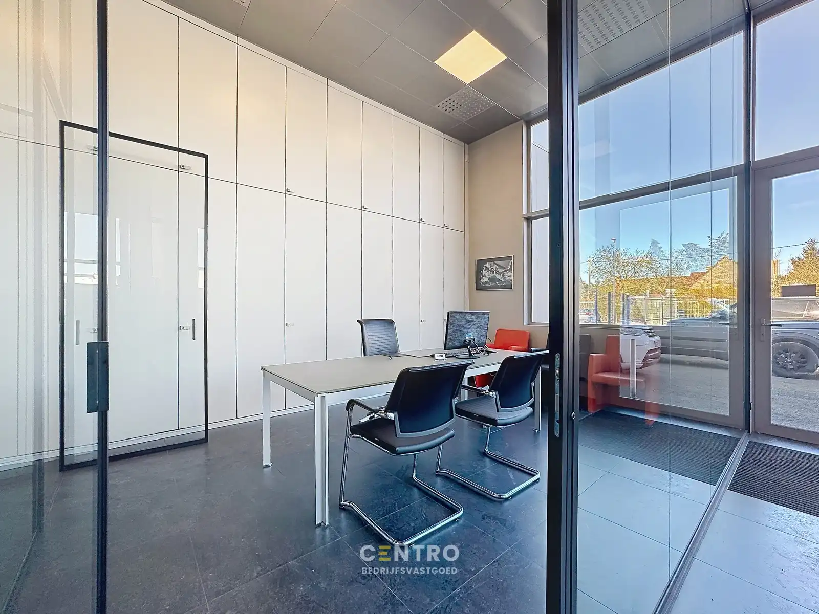 Op Toplocatie: Instapklaar HANDELSPAND bestaande uit MAGAZIJN (440m²) met BURELEN/TOONZAAL (85m²) en verhard terrein voor -en achter het gebouw! foto 8