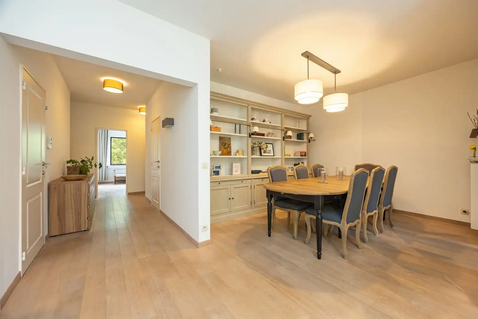 Verzorgd en ruim appartement met 2 slk en garagebox. foto 4