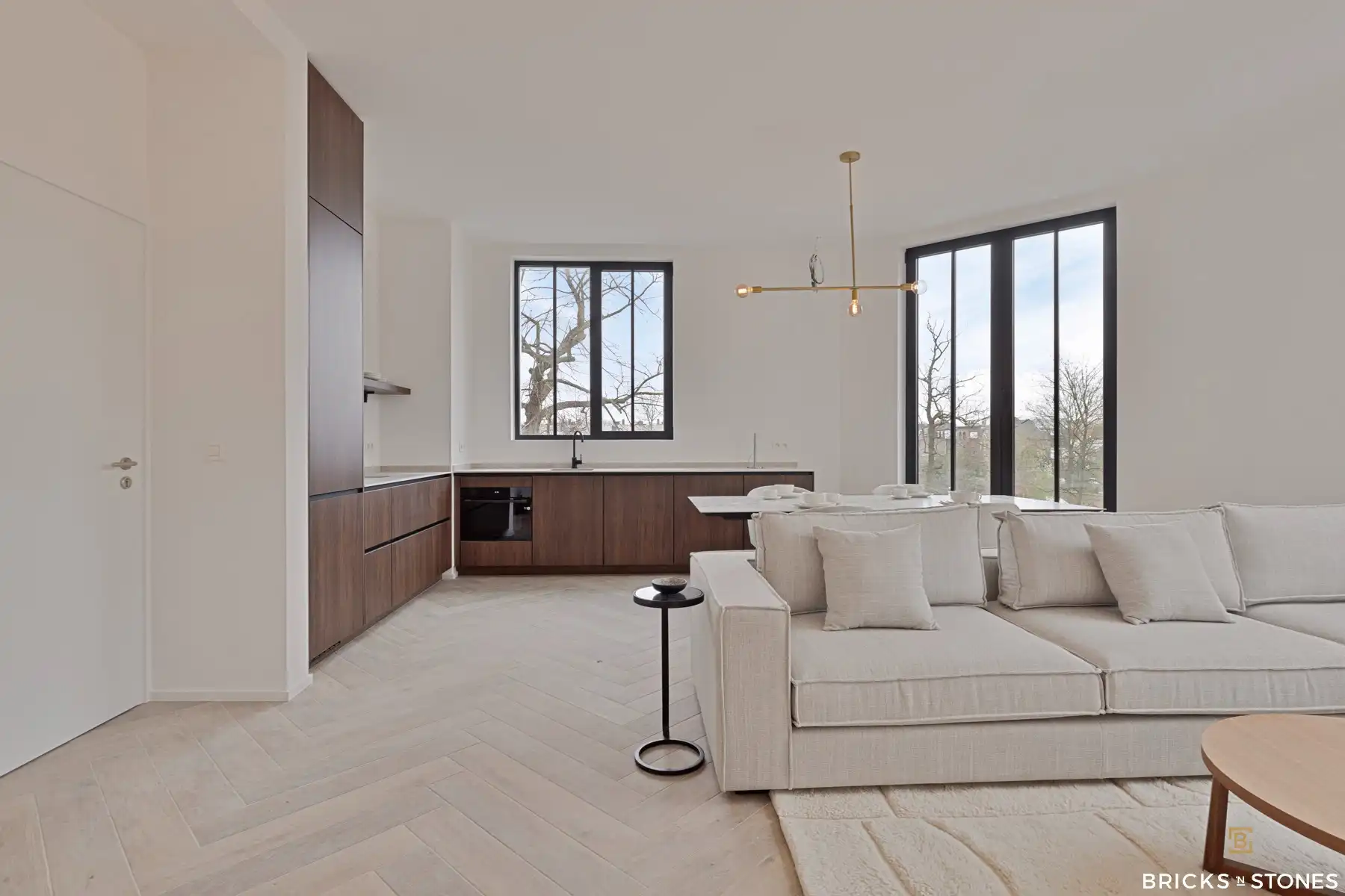 Luxueus gerenoveerd en bemeubeld 3 slaapkamer appartement foto 3