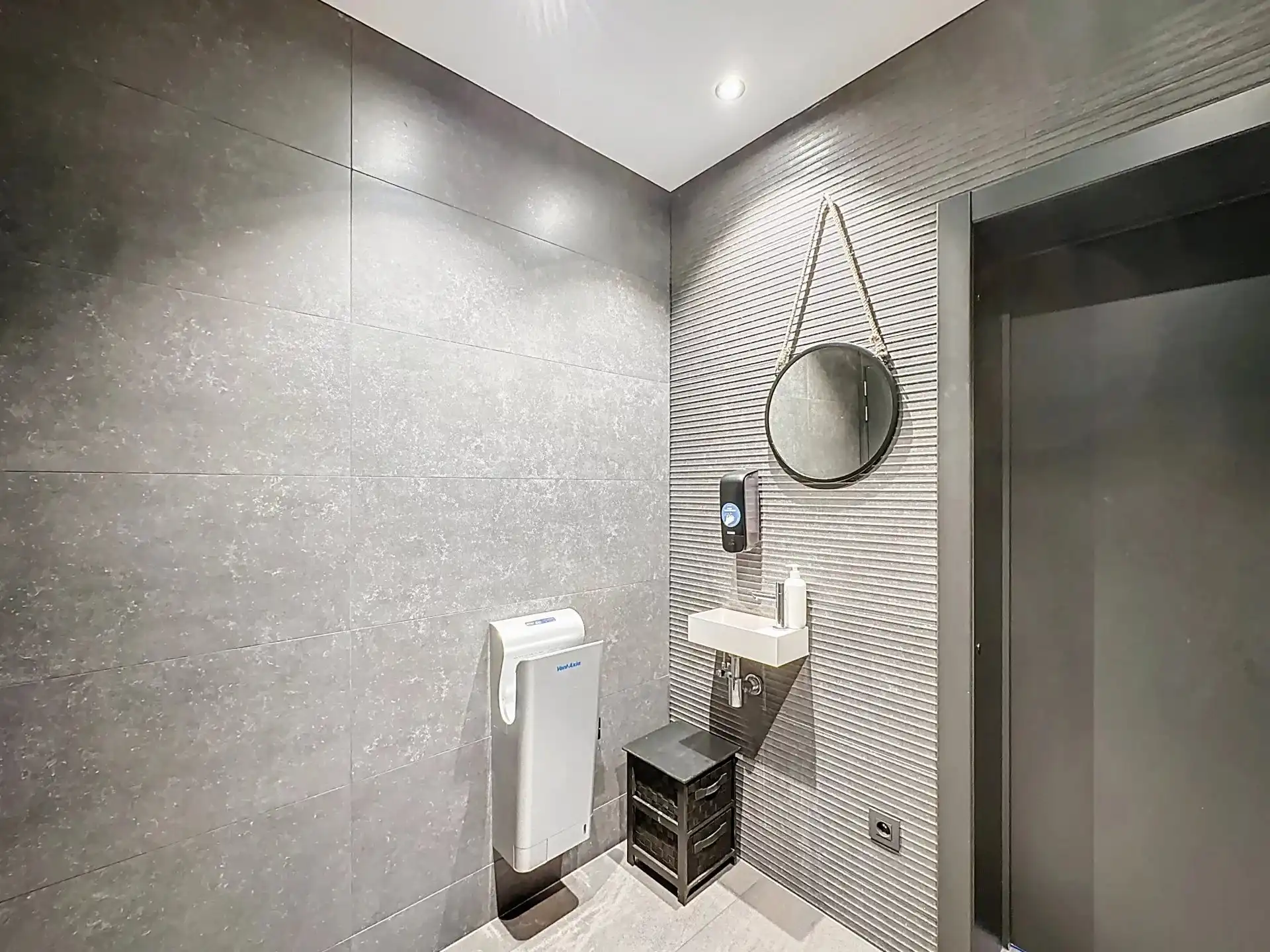 Zeer ruim handelspand met groot terras, buitenberging op toplocatie in Mol-centrum. foto 14