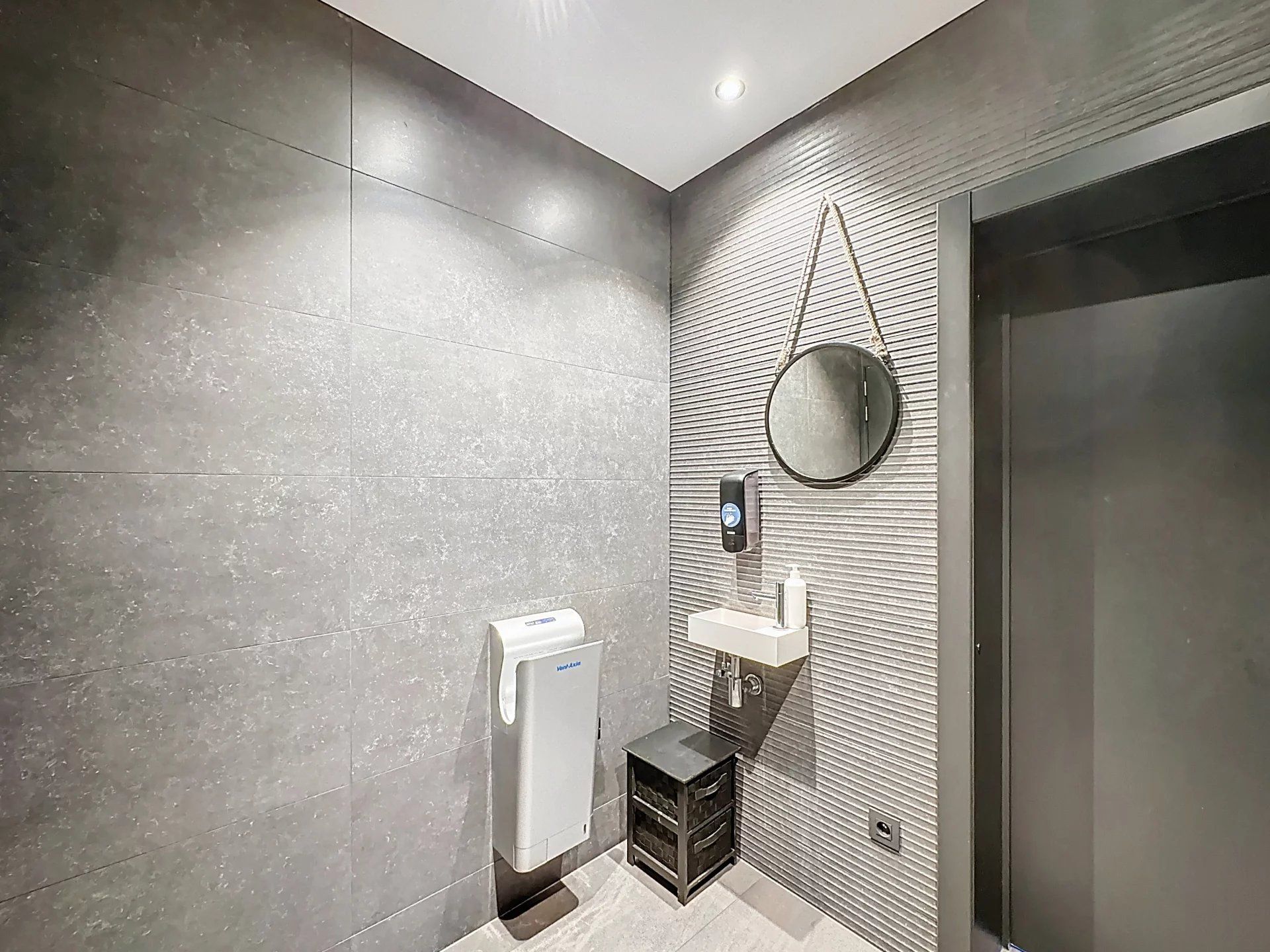 Zeer ruim handelspand met groot terras, buitenberging op toplocatie in Mol-centrum. foto 14