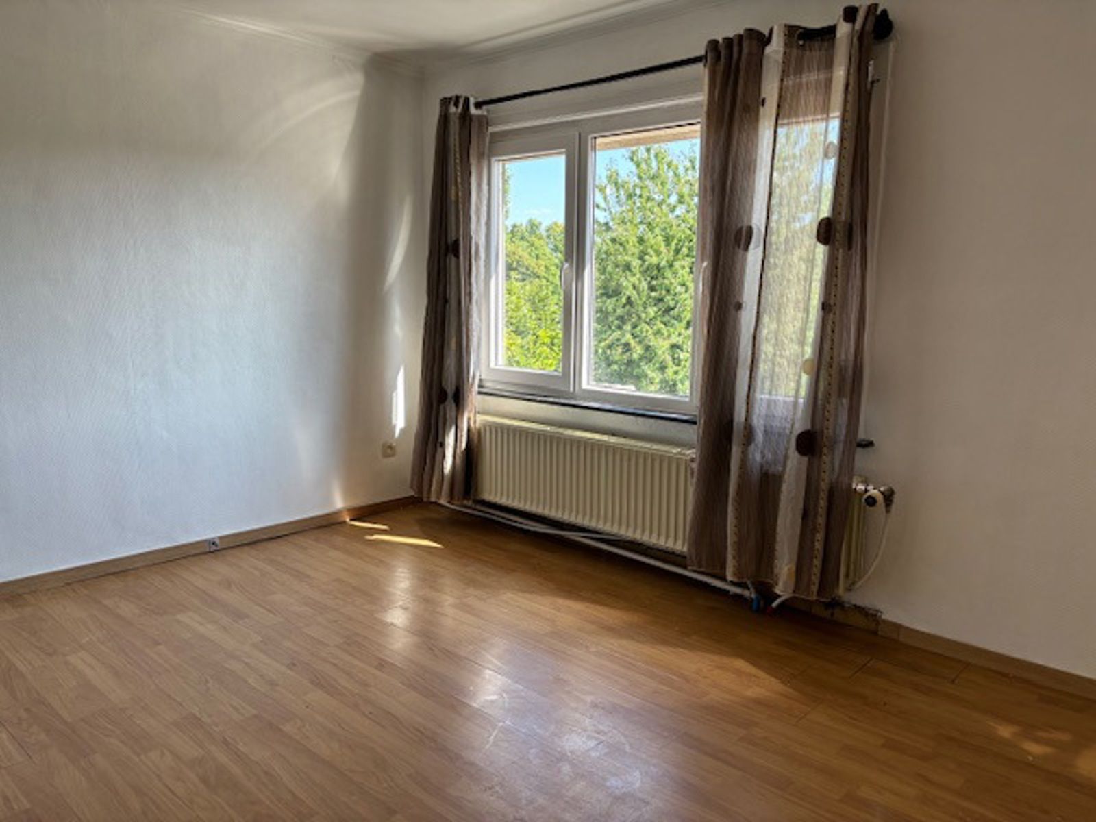 Woning met zij ingang en een prachtig zicht op de sportvelden te Landen foto 15