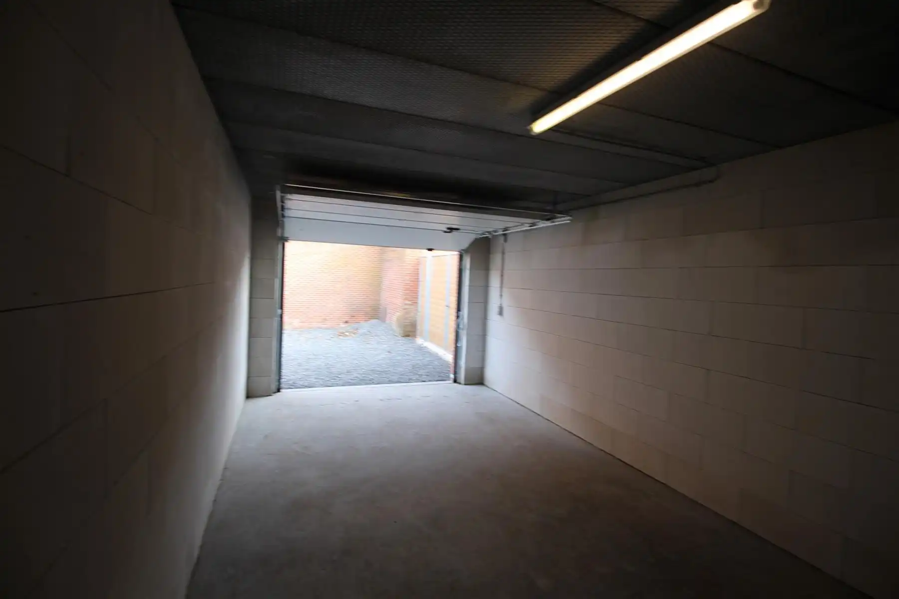 Ruime garage nr. 5 - gelegen in het centrum foto 3