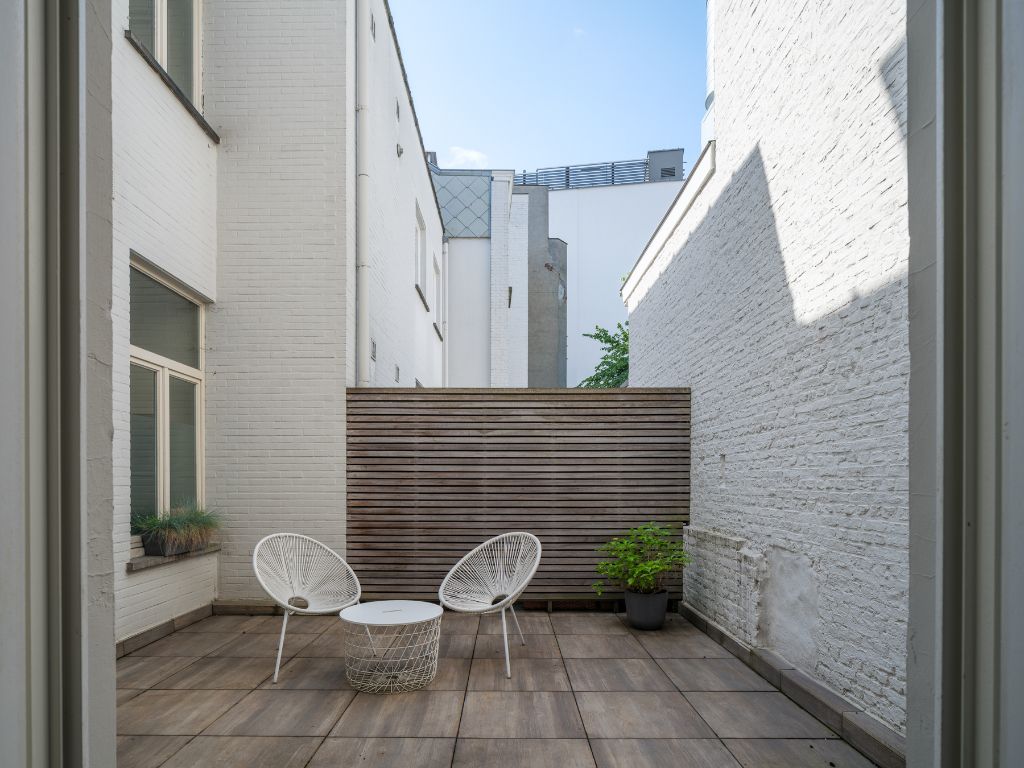 Klassevol herenhuis-appartement met ruim terras, gelegen op de eerste verdieping van een karaktervol gebouw. foto 9