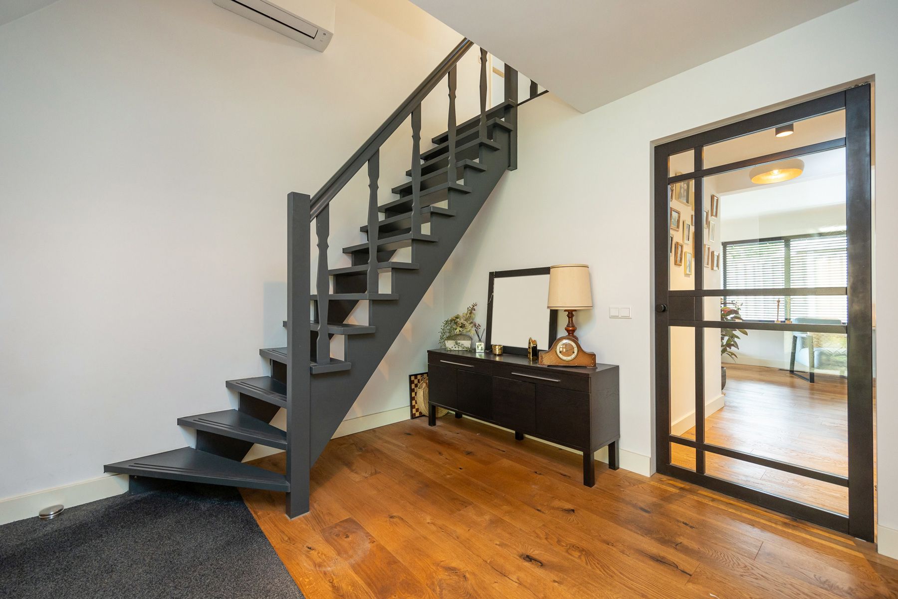 Gerenoveerde gezinswoning met zonrijke tuin op ca 1.081 m². foto 2
