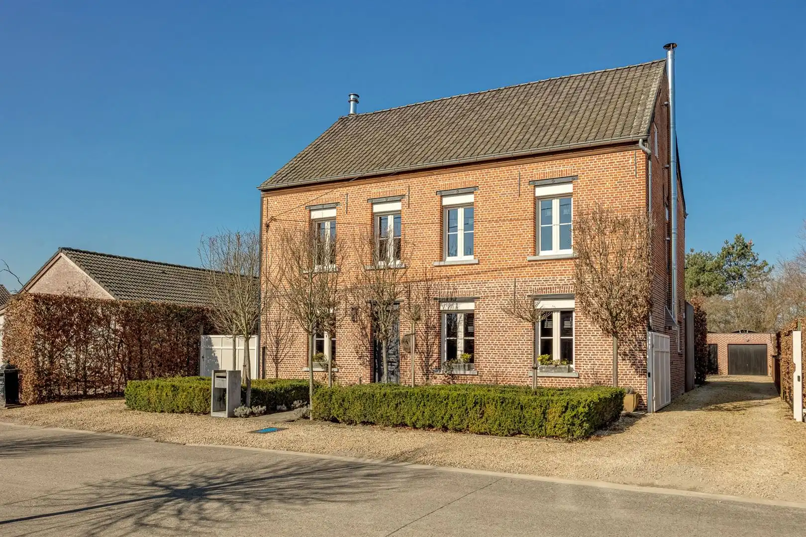 Een thuis vol sfeer met 5 slpks en een mooie tuin! foto {{pictureIndex}}