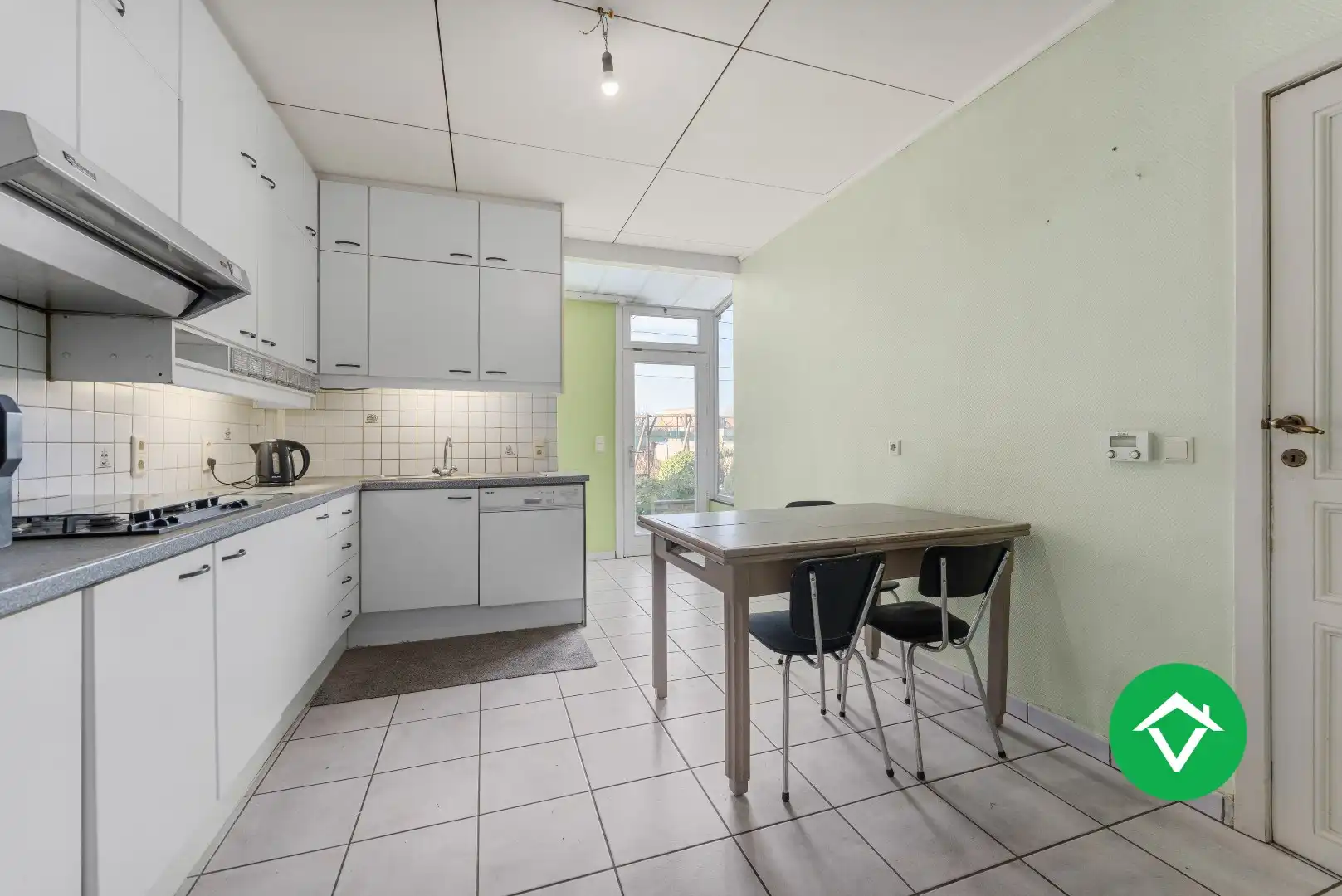 Ruim herenhuis met 4 slaapkamers en aparte garagebox in centrum Gistel foto 11