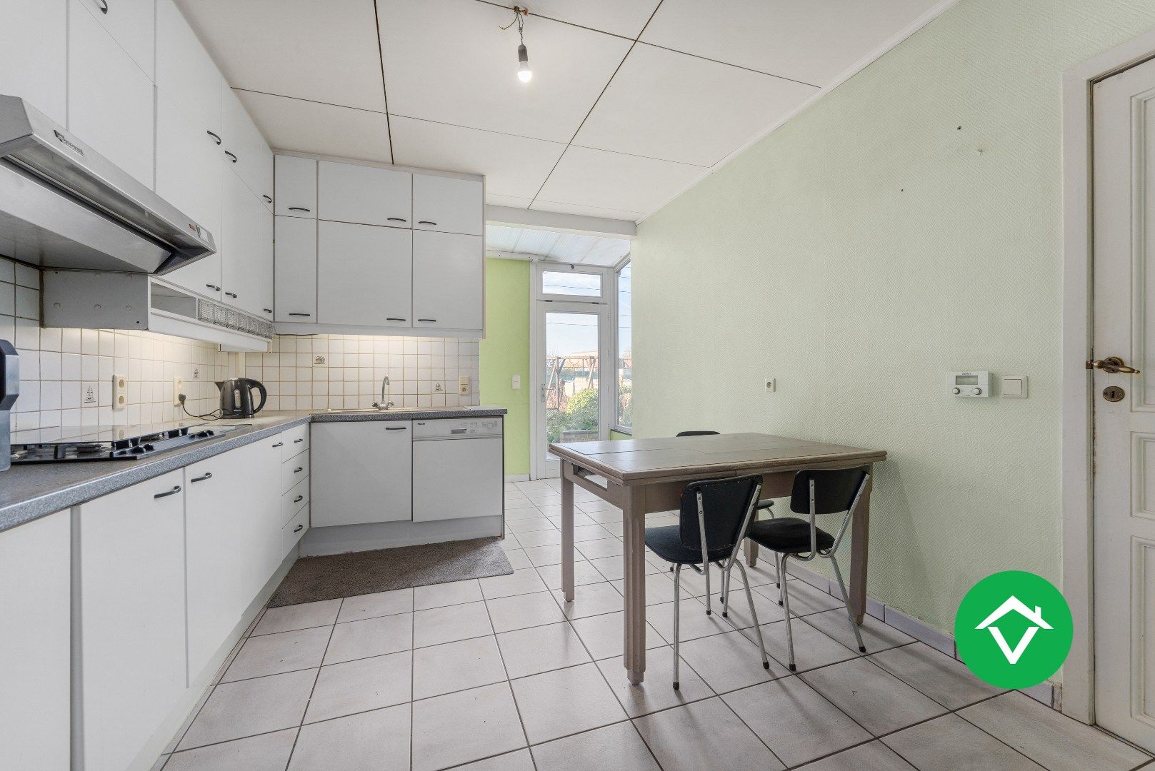 Ruim herenhuis met 4 slaapkamers en aparte garagebox in centrum Gistel foto 10