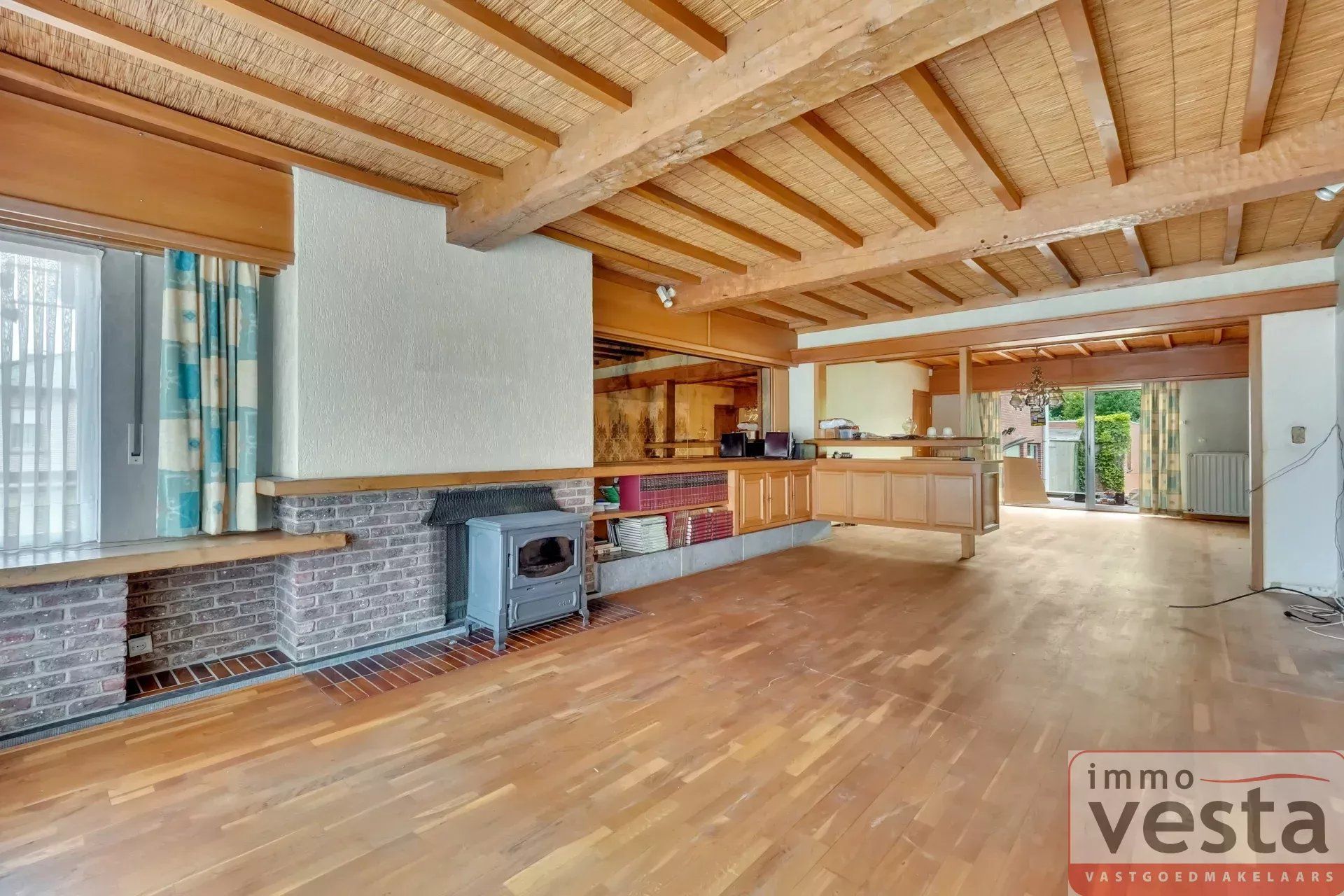 Ruime, op te knappen villa met handelsruimte foto 9