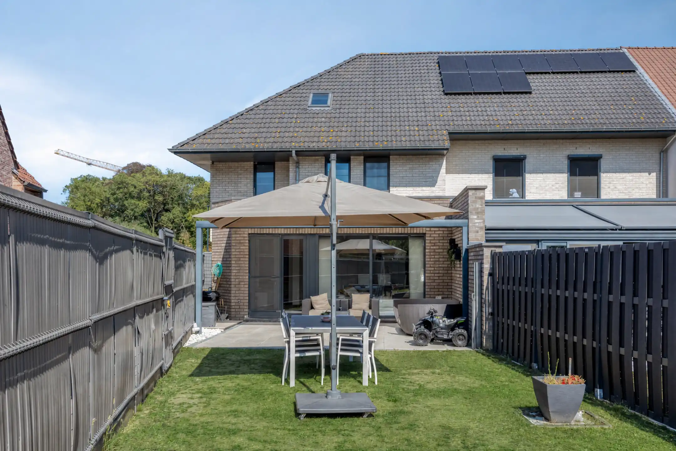 Ruime gezinswoning van 215 m² met vier à vijf slaapkamers en tuin foto 24
