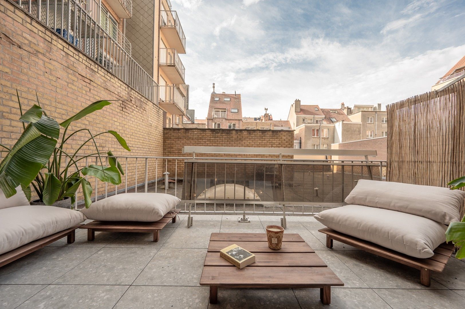 Volledig gerenoveerd appartement met zonnig terras, 2 slaapkamers en zwembad foto 22
