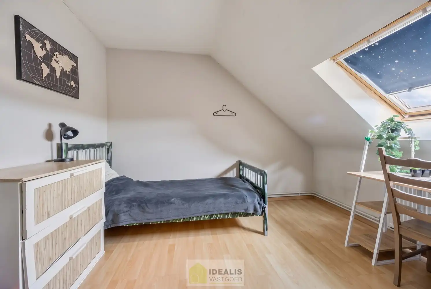 IDEALIS VASTGOED – KNAP APPARTEMENT GELEGEN OP UITERST CENTRALE LOCATIE TE OVERPELT, PELT. Dit knappe appartement met bouwjaar 2000 omvat een aangename ca.72m² en  biedt plaats aan een lichtrijke leefruimte met aansluitend goed onderhouden keuken, 2 knappe slaapkamers, badkamer en dakterras! Een fraai appartement, zeer geschikt voor kandidaten op zoek naar betaalbare woonruimte vlak bij het centrum van (Over)Pelt! foto 15