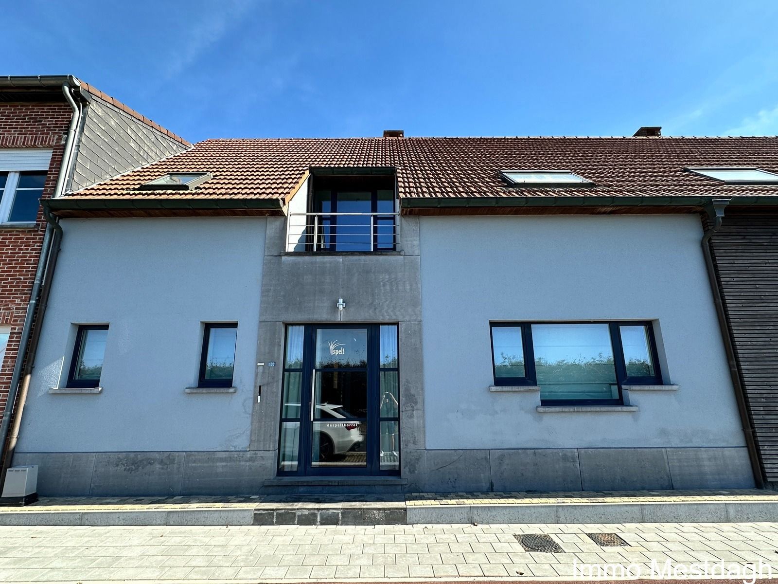 Gerenoveerde instapklare woning met tuin & terras & garages foto {{pictureIndex}}